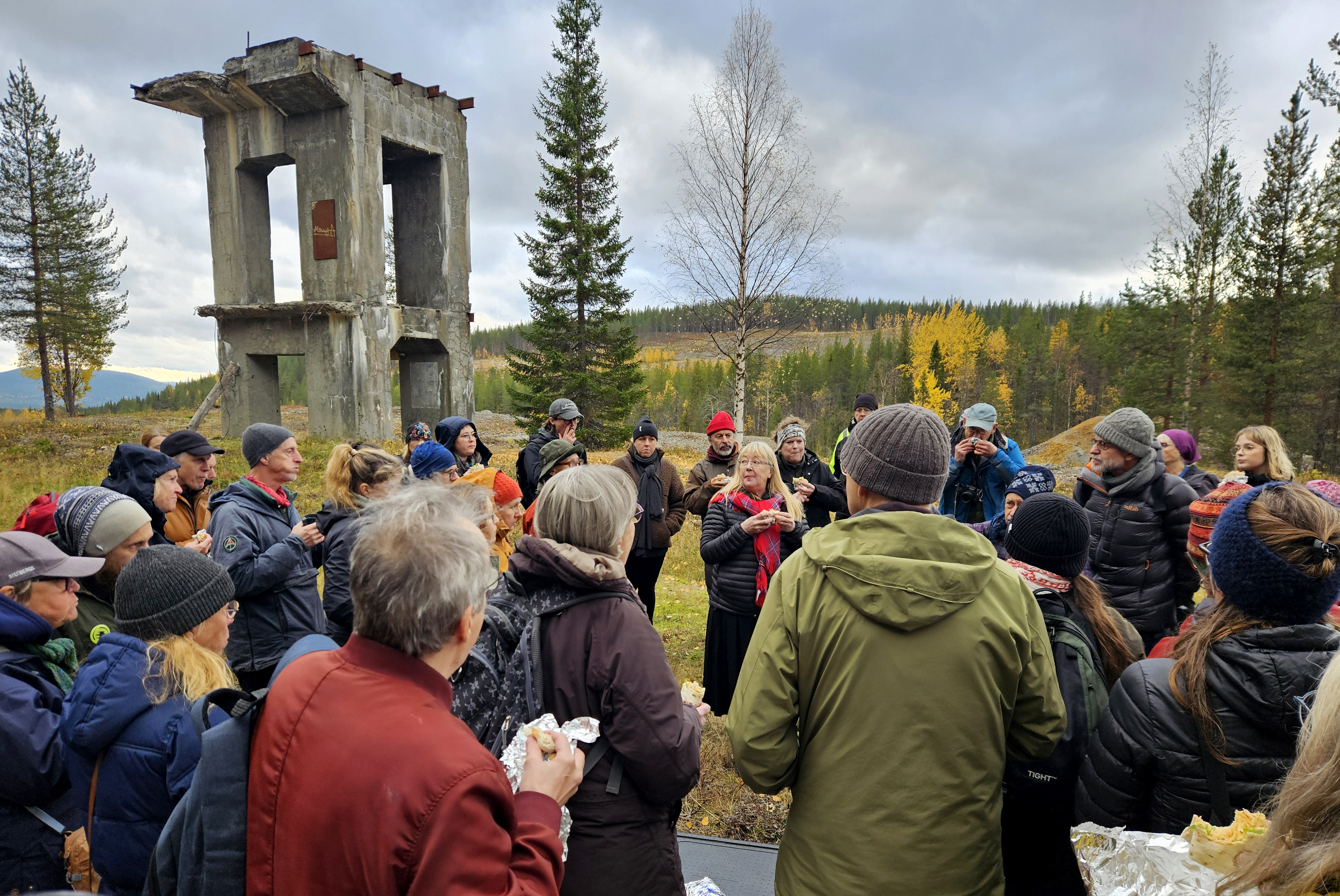 Folksamling ute i naturen.