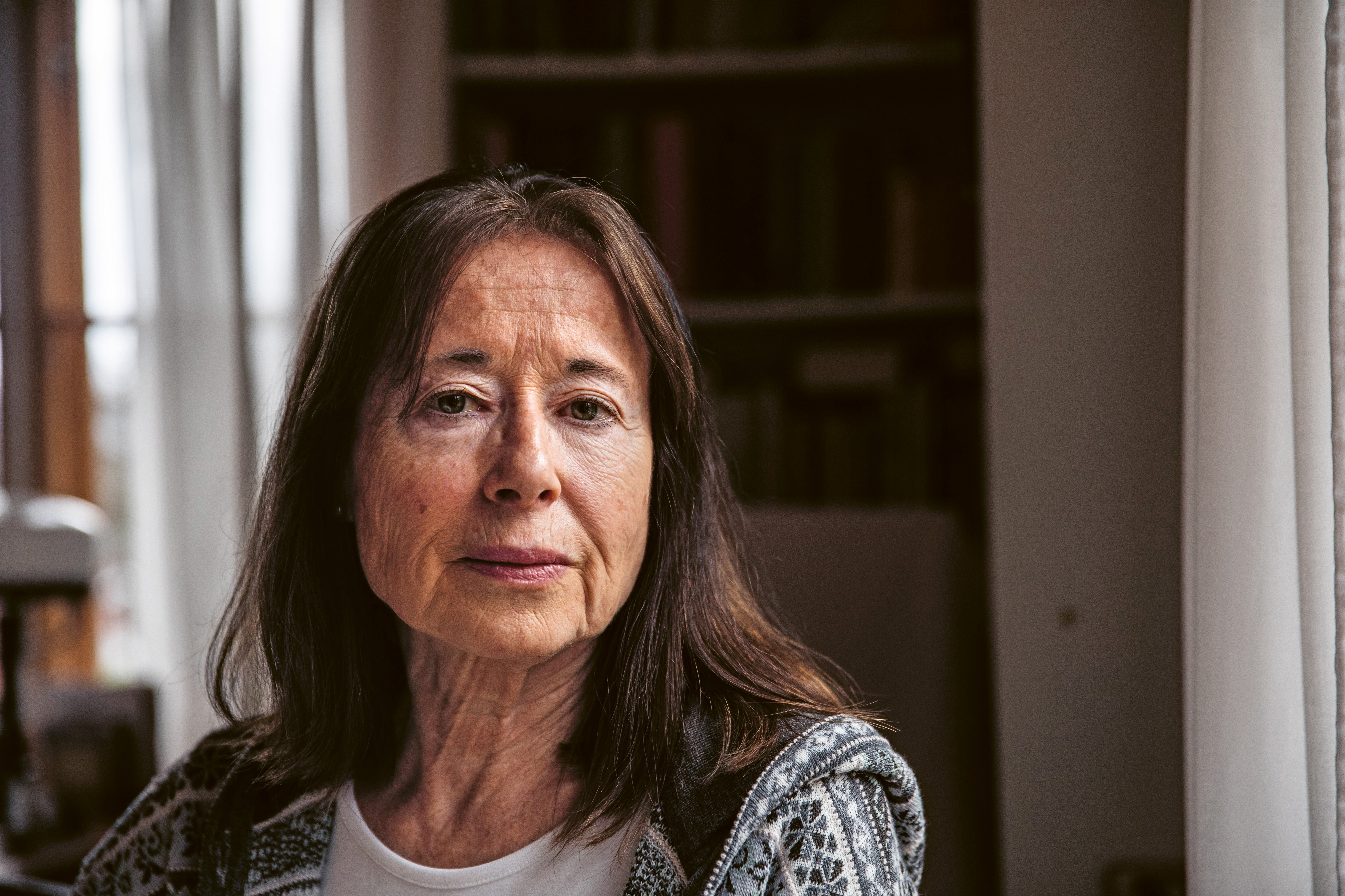 Porträttbild av Monika Sarstad vid fönster inomhus.