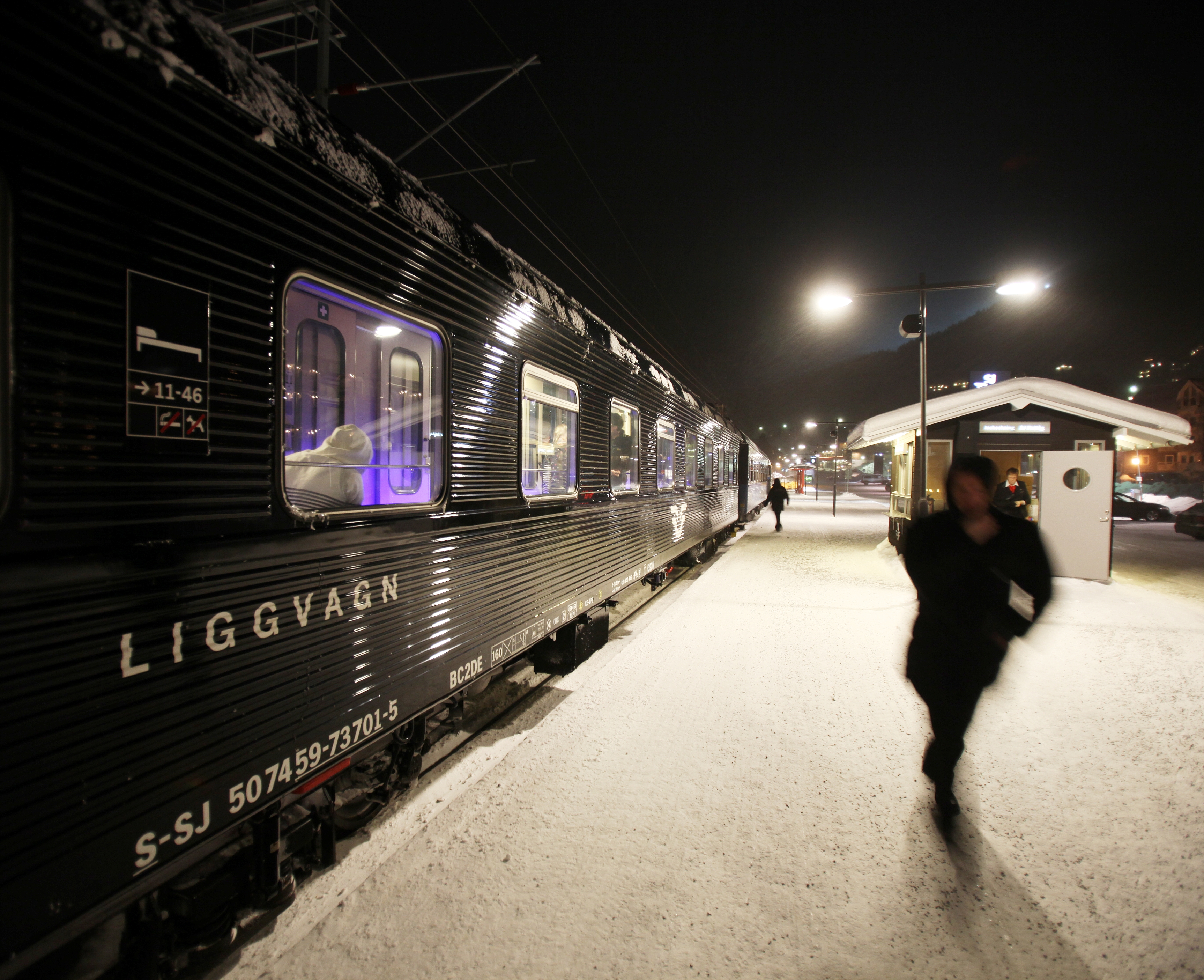 Tågvagn på station med snö.