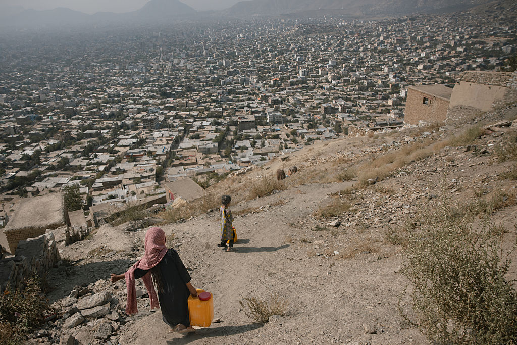 Överblick av kåkstad i torr öken.