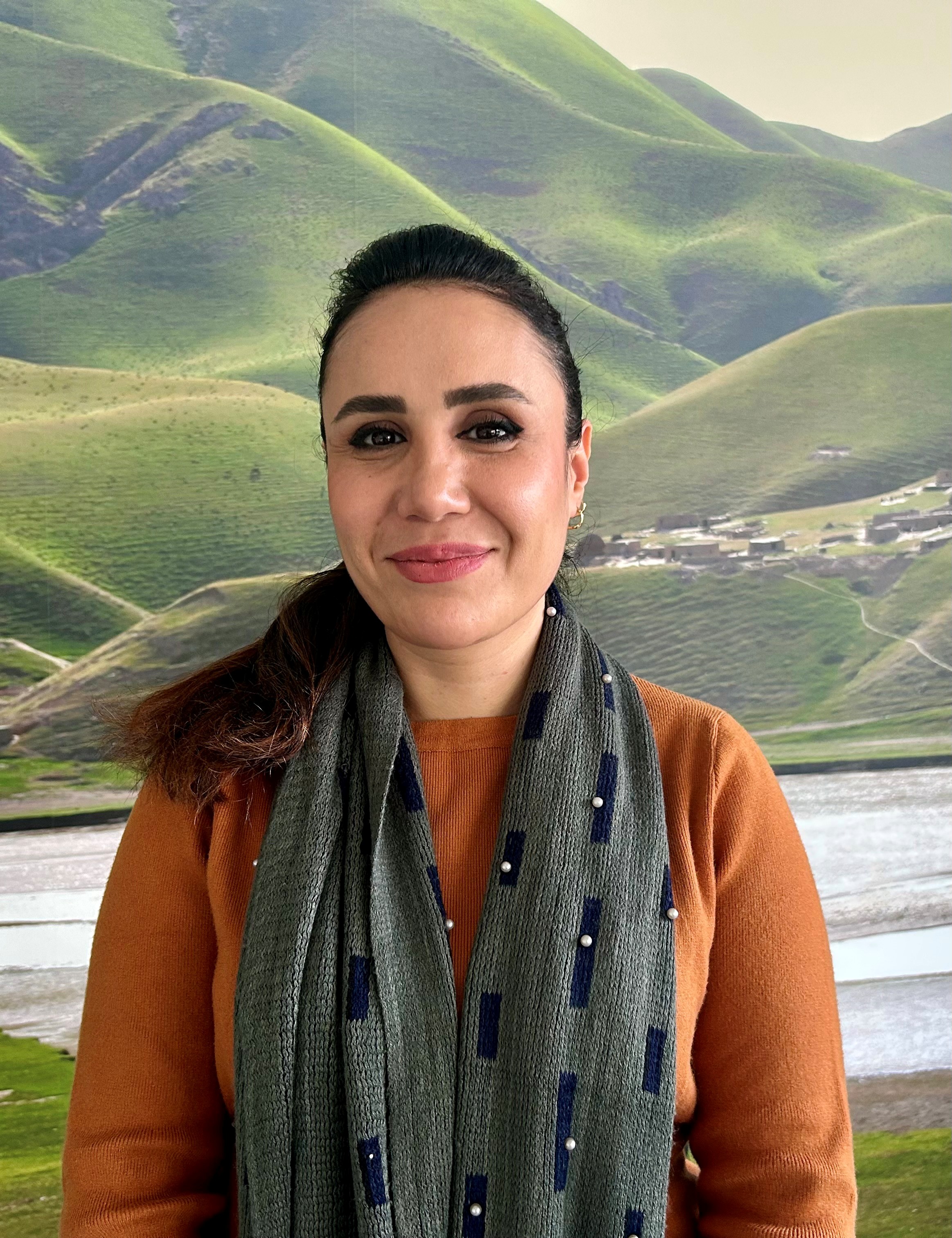 Kvinna mot foto i bakgrunden.