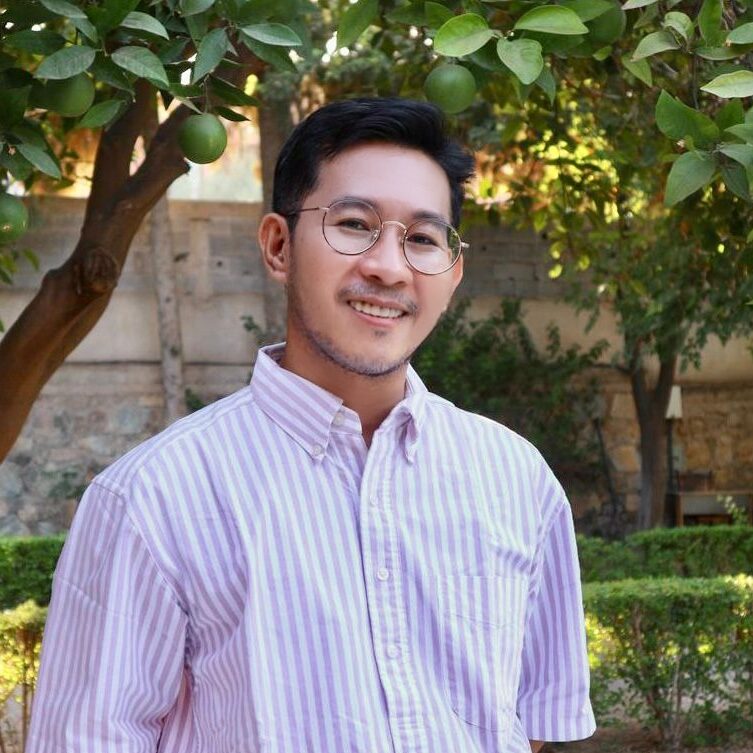 Man i skjorta, med glasögon.