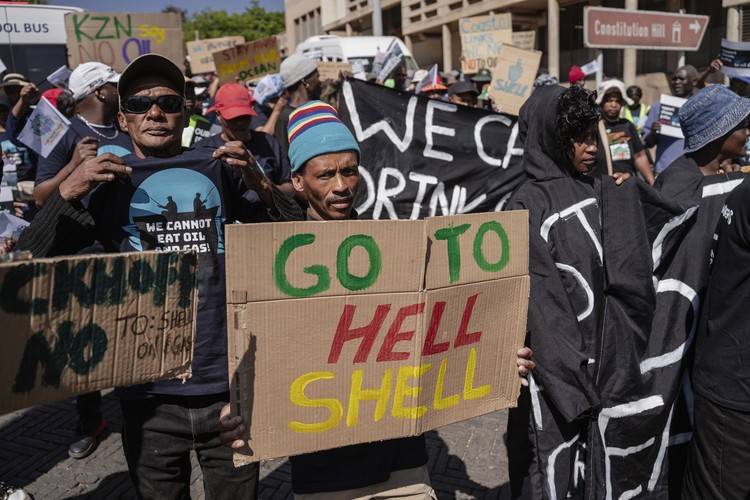 Demonstranter med skyltar