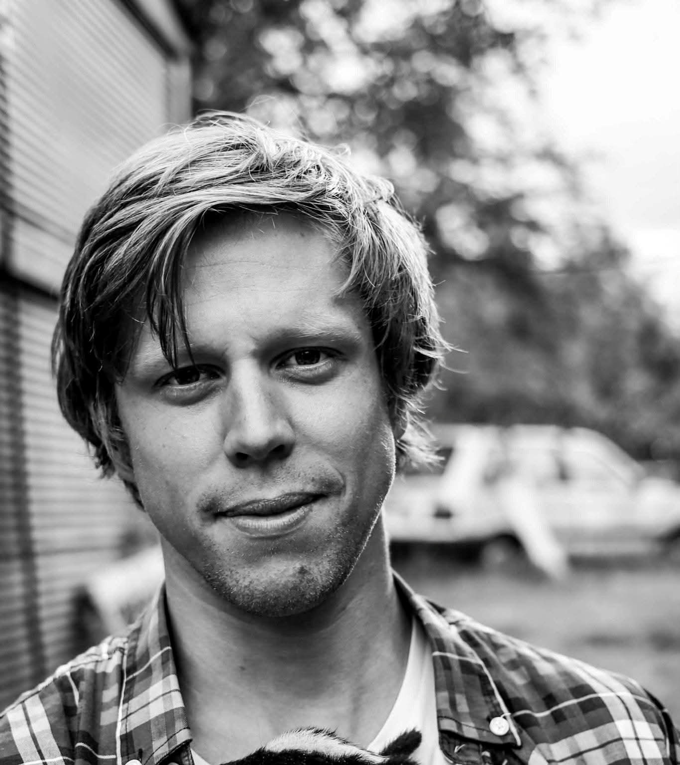 Svartvit bild på ung man