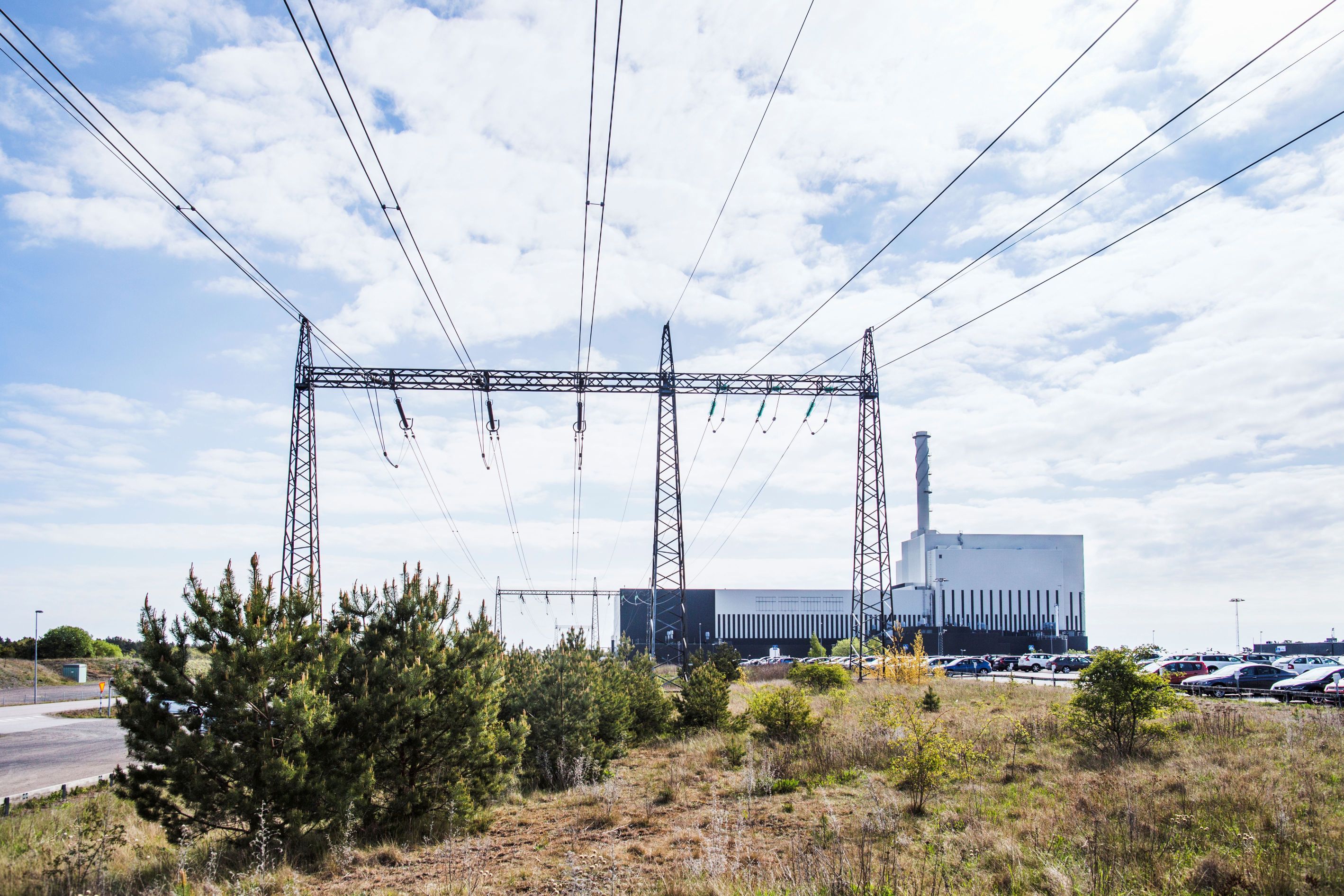 Kärnkraftverk med elledningar.