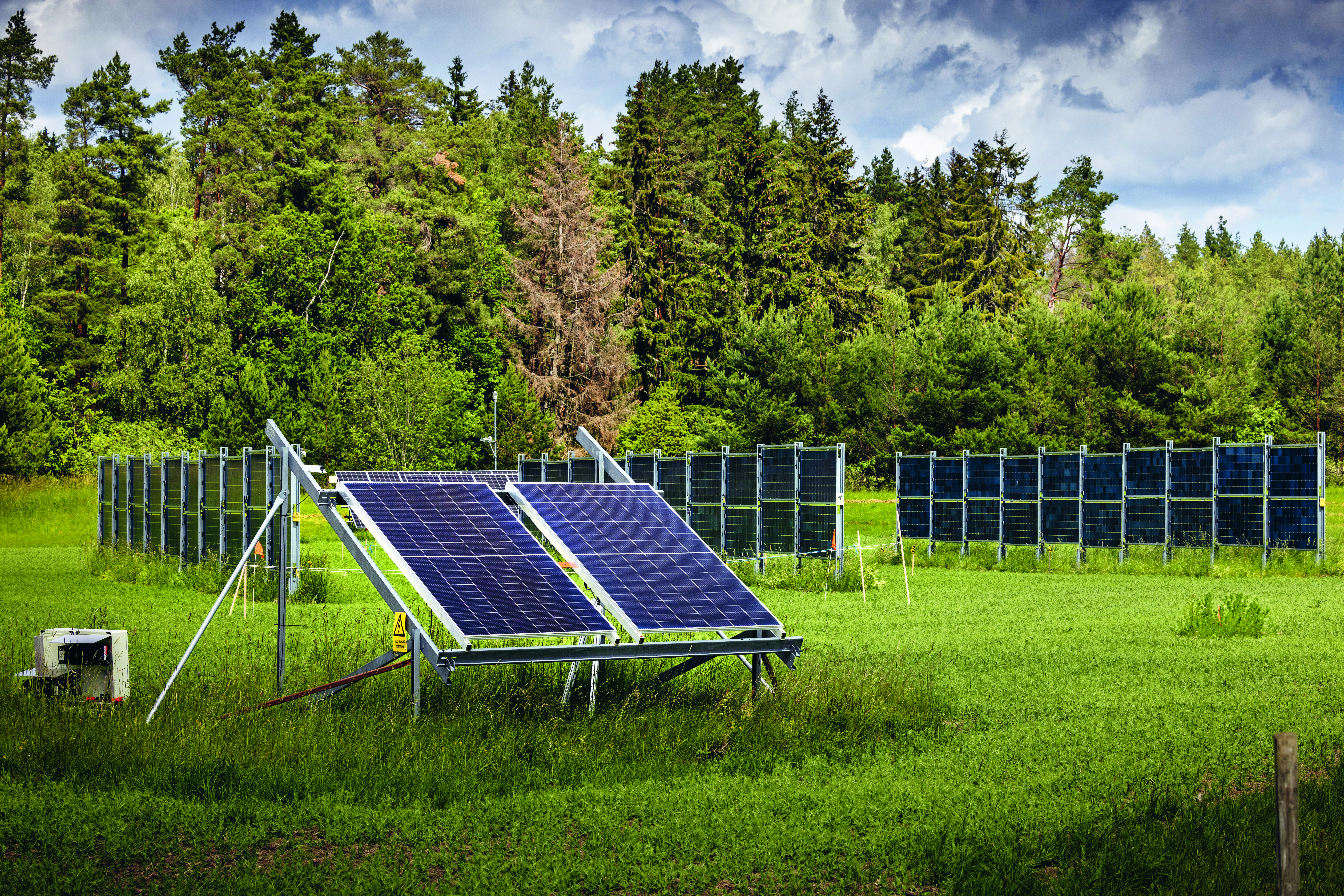 Solpaneler på en äng