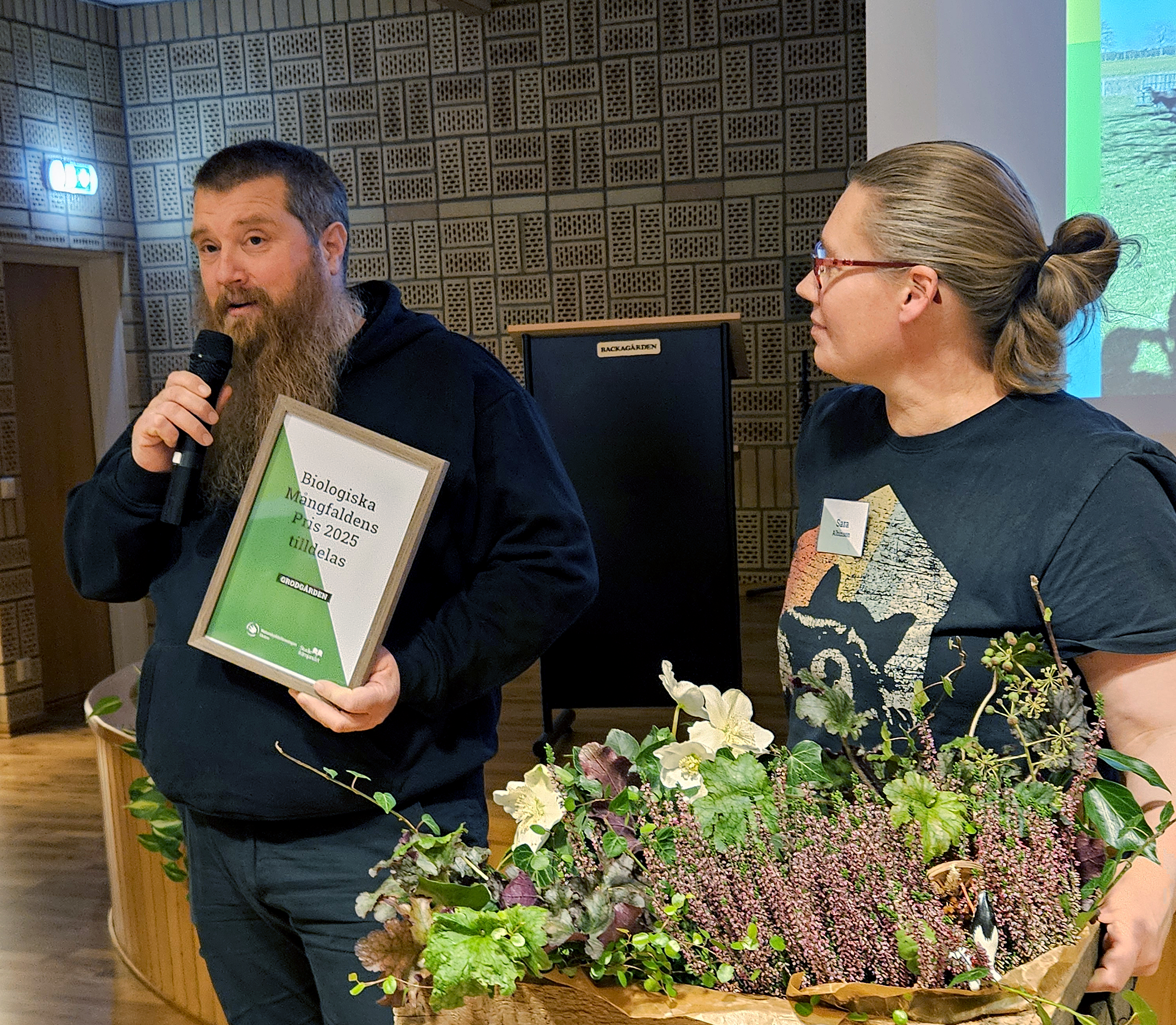 En man och en kvinna tar emot pris.