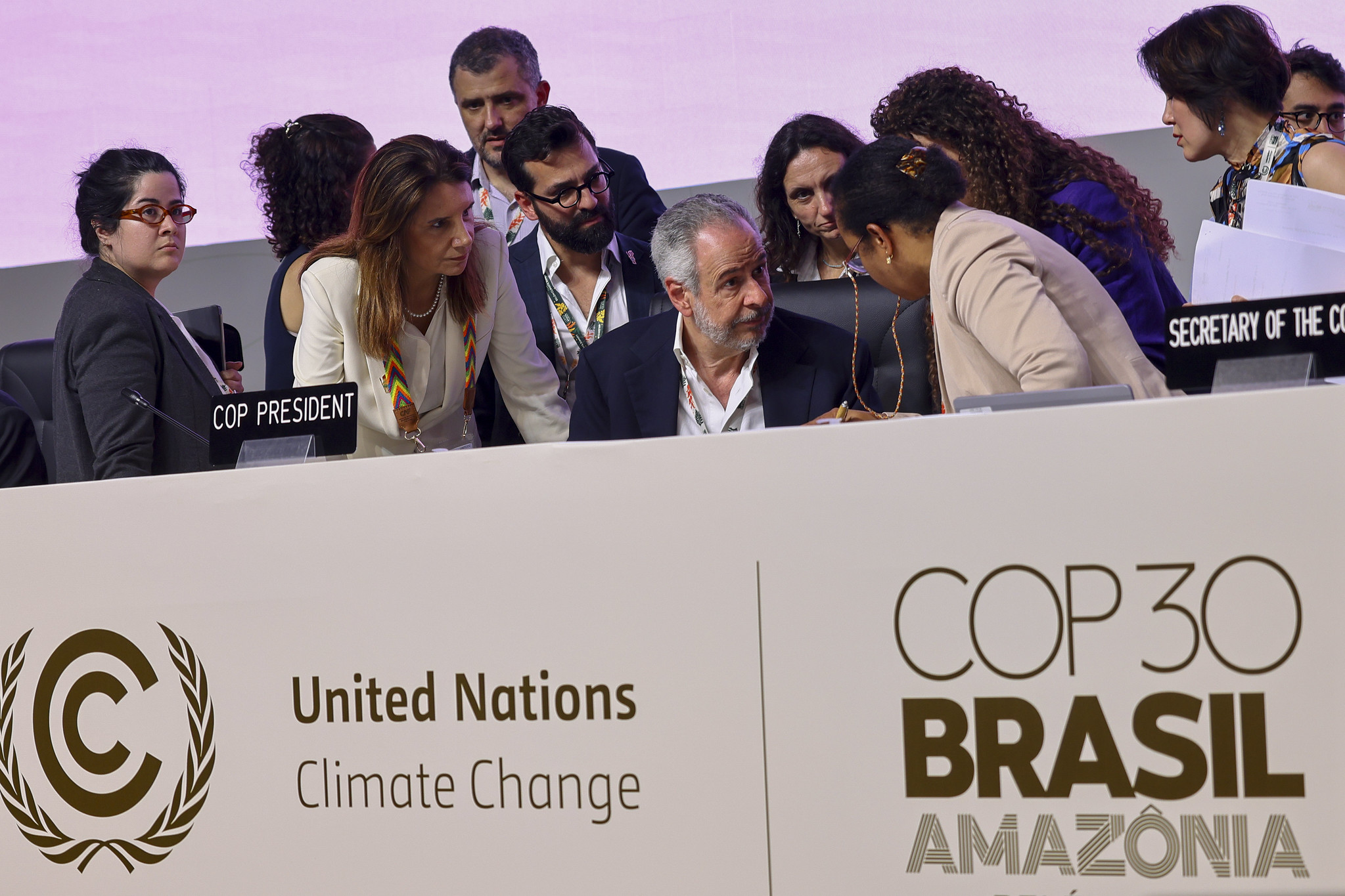 Män och kvinnor på ett podium.