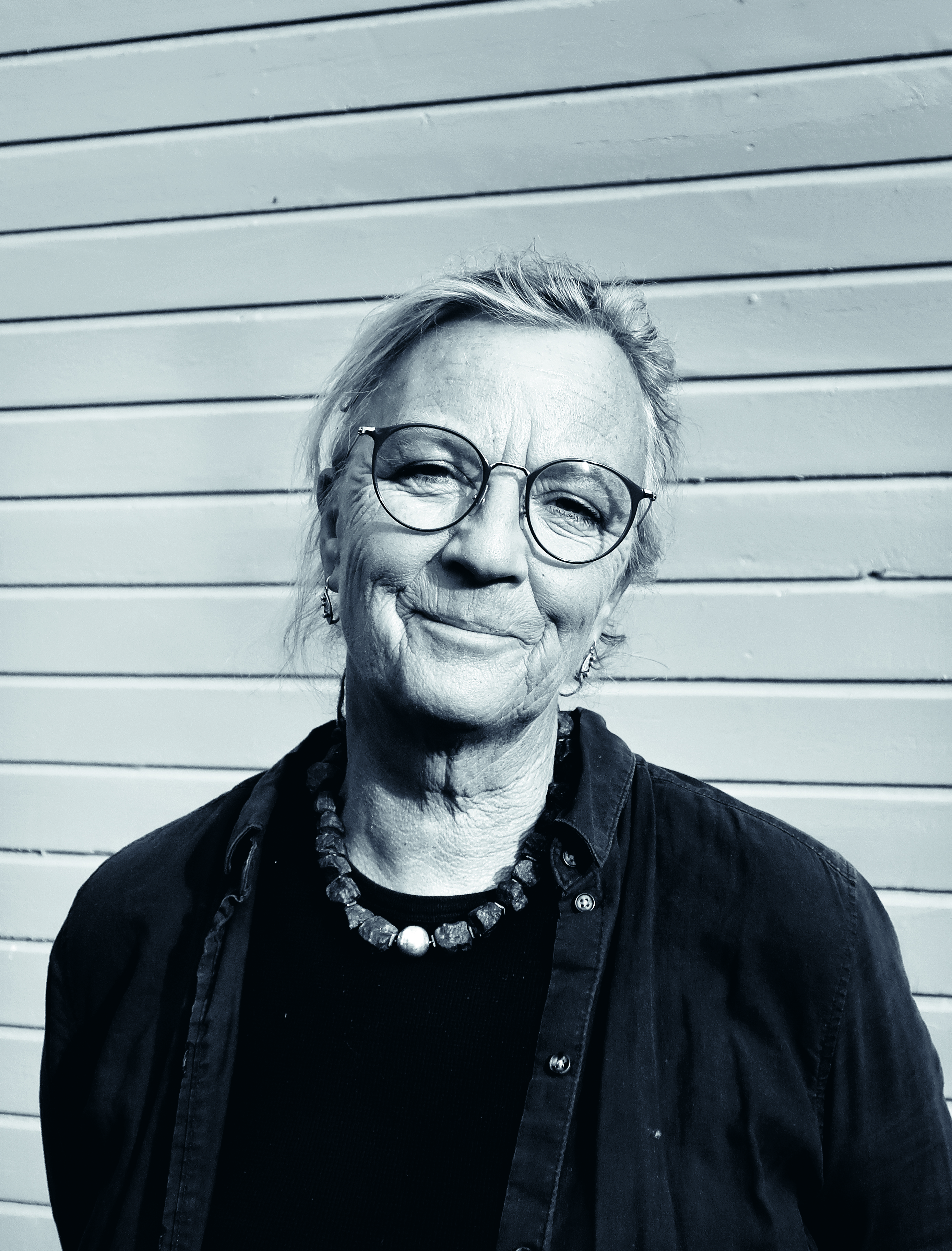 Porträtt på kvinna i glasögon.