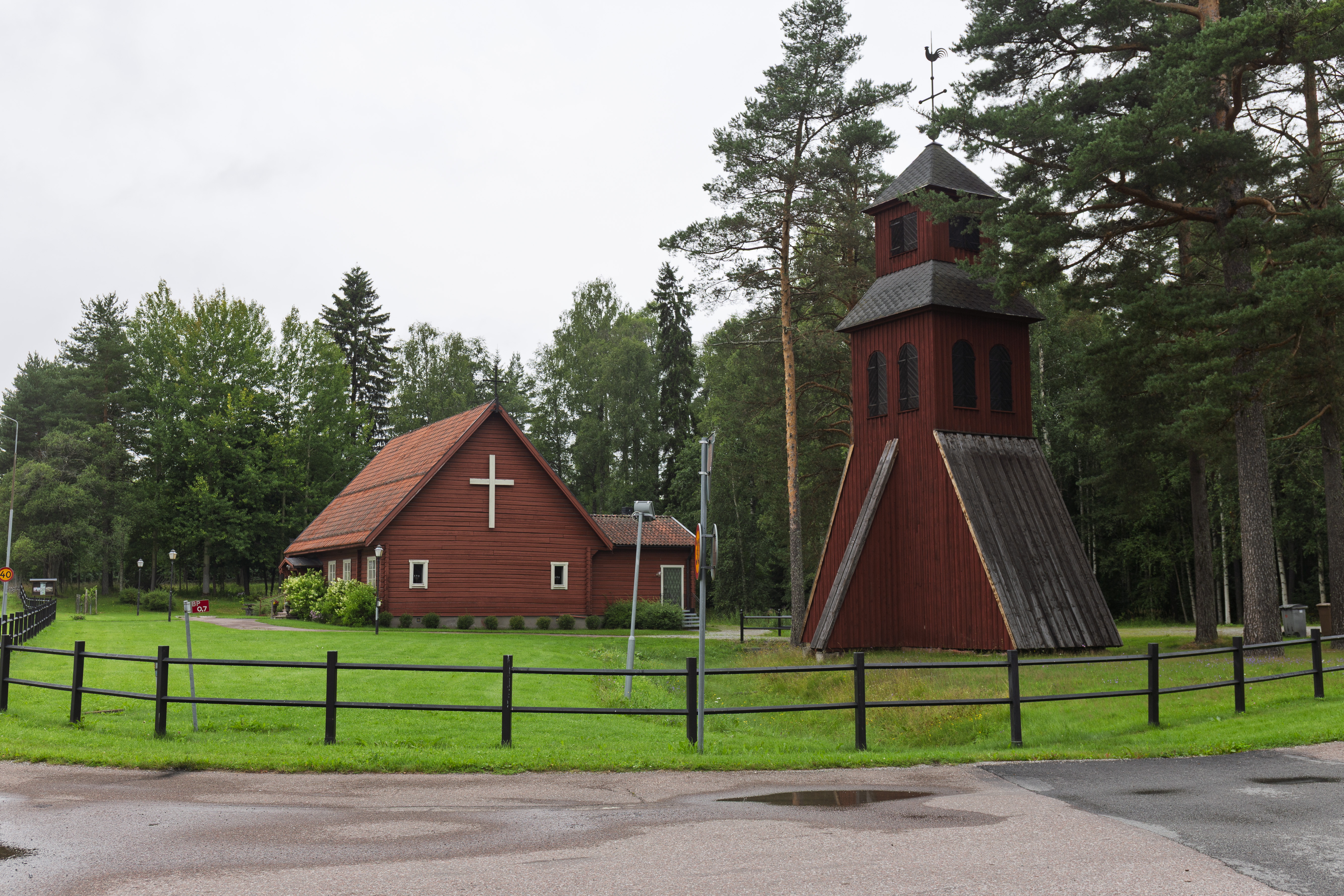 Kyrka i skog