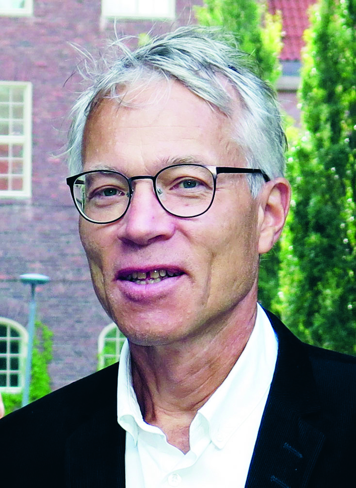 Man i skjorta och med glasögon