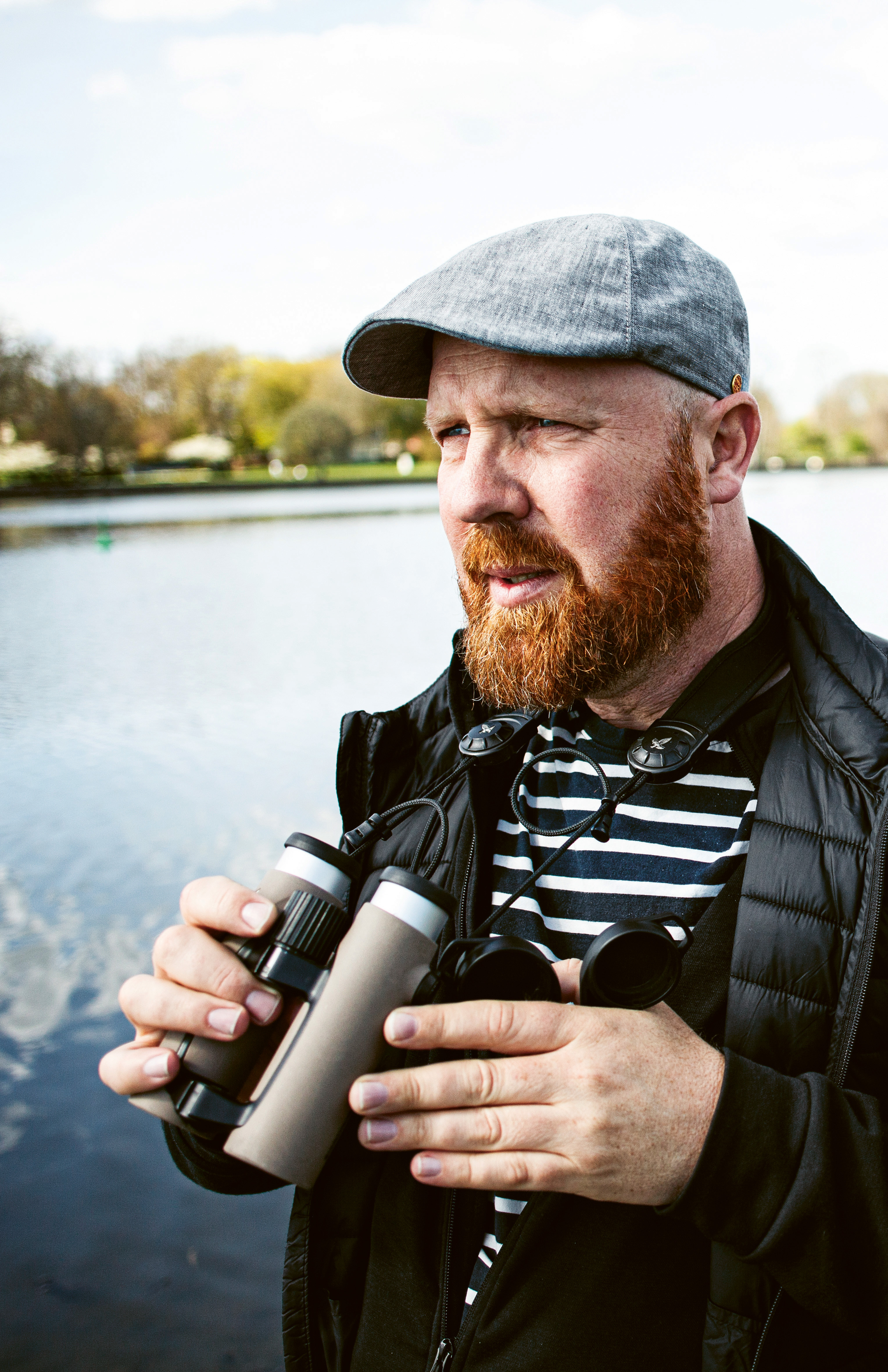 Porträtt av Jonas Waldenström med kikare.