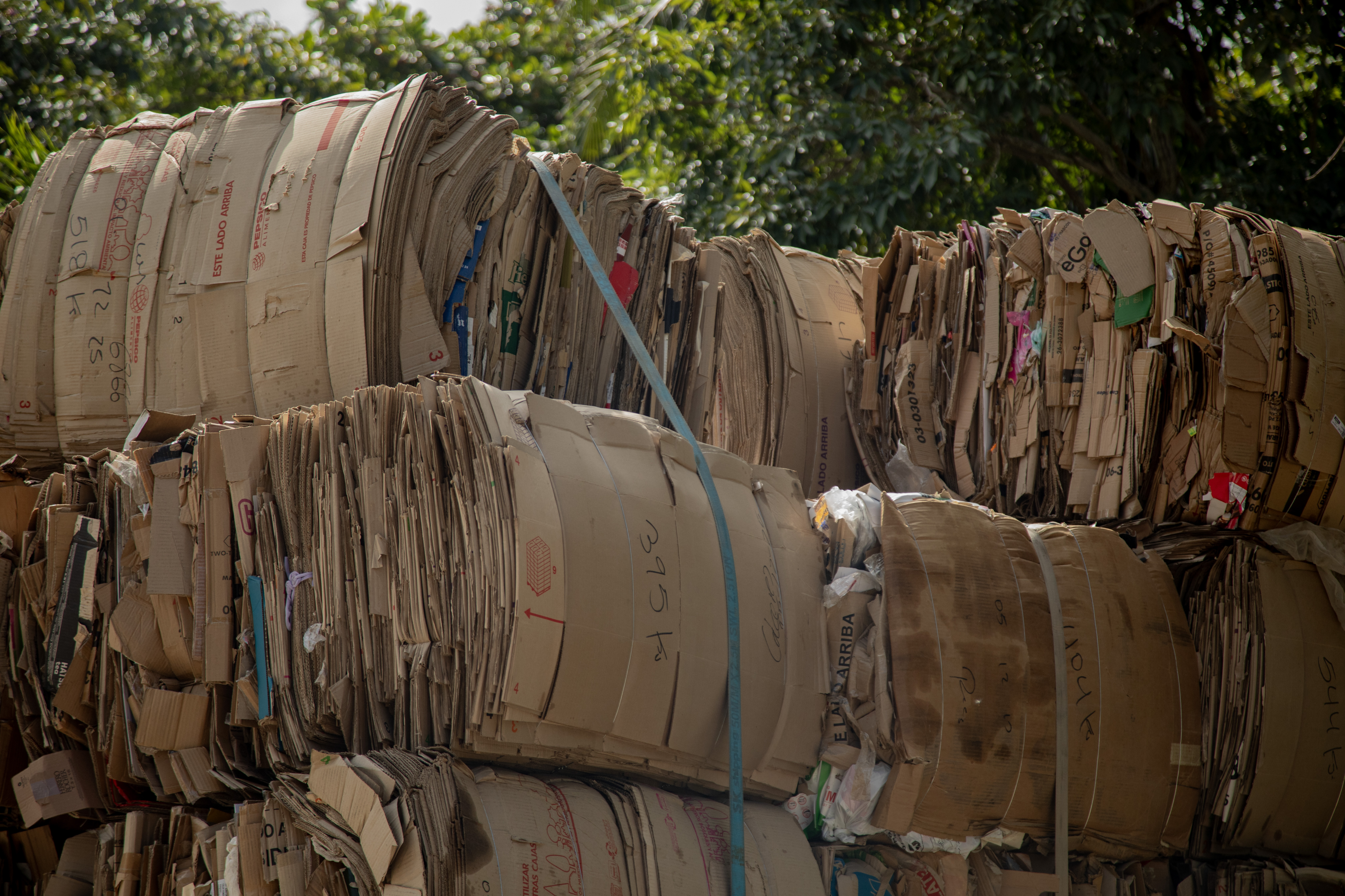 Kartonghögar på lastbilsflak.