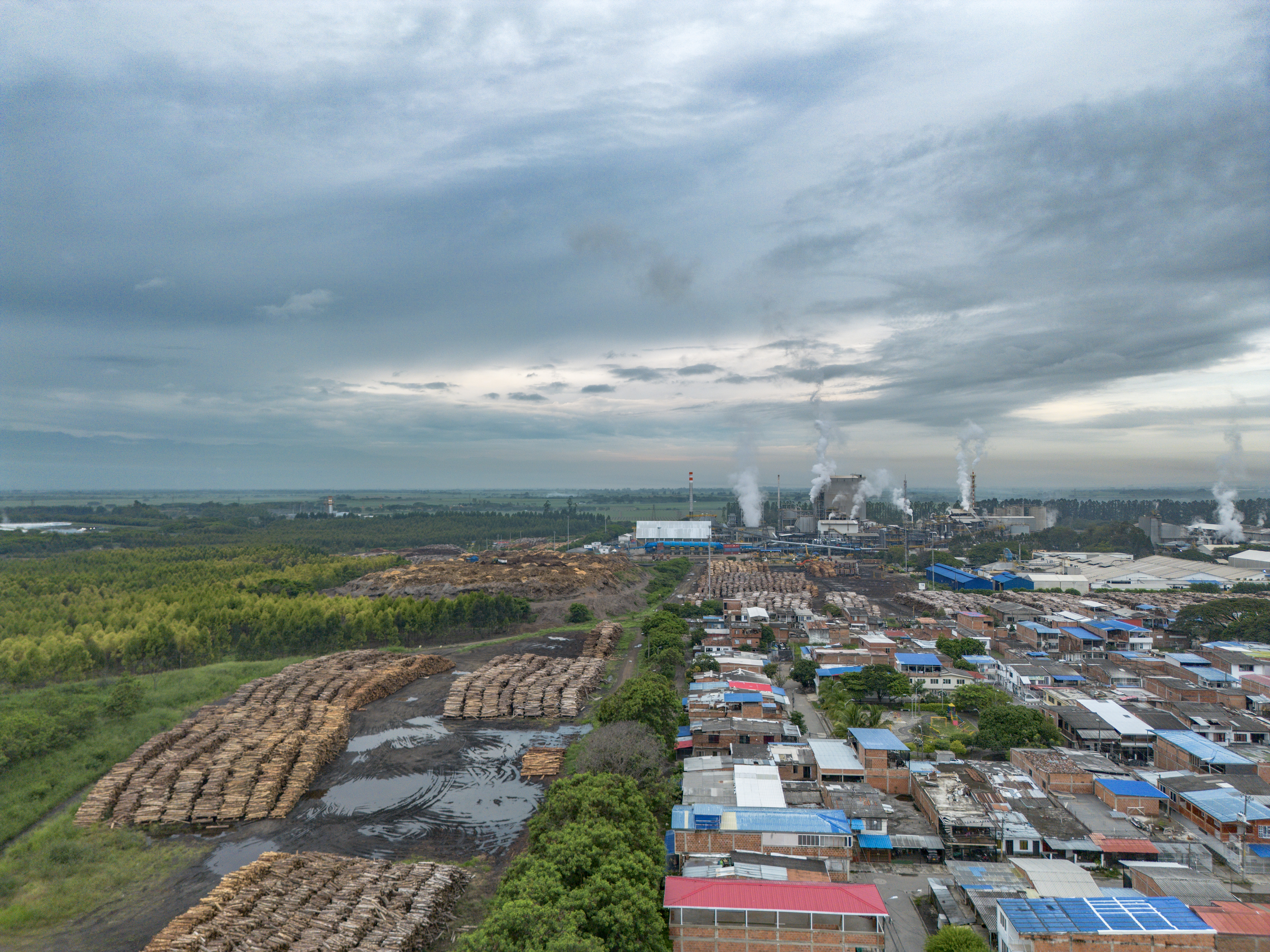 Pappersmassefabrik med timmerhögar