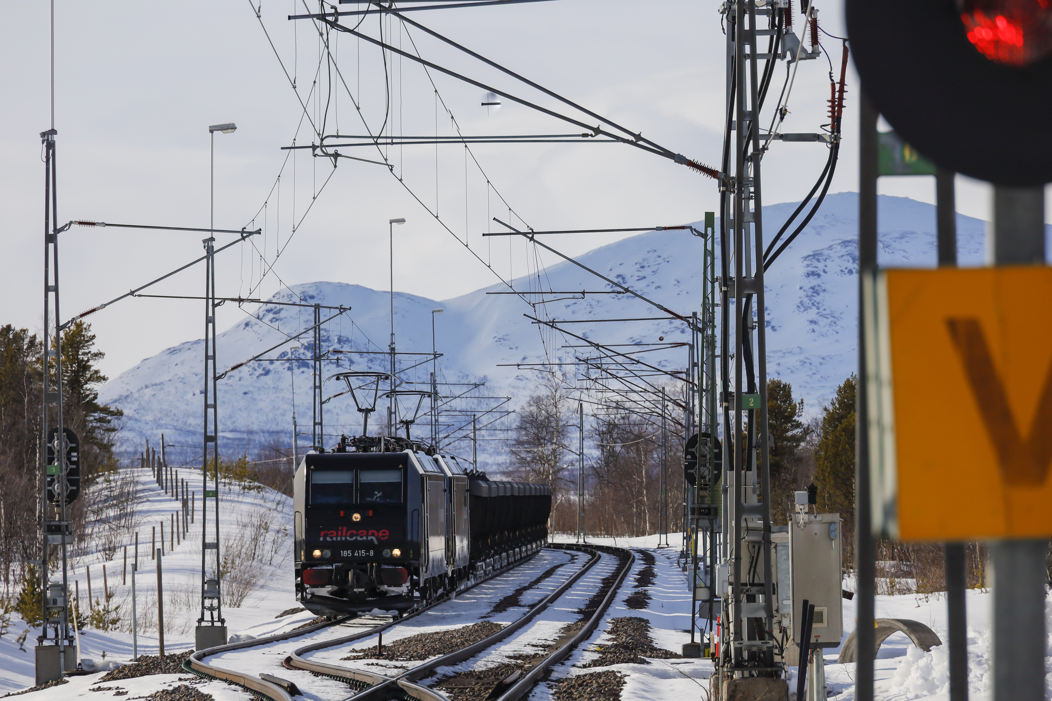 Tåg i vinterlandskap.
