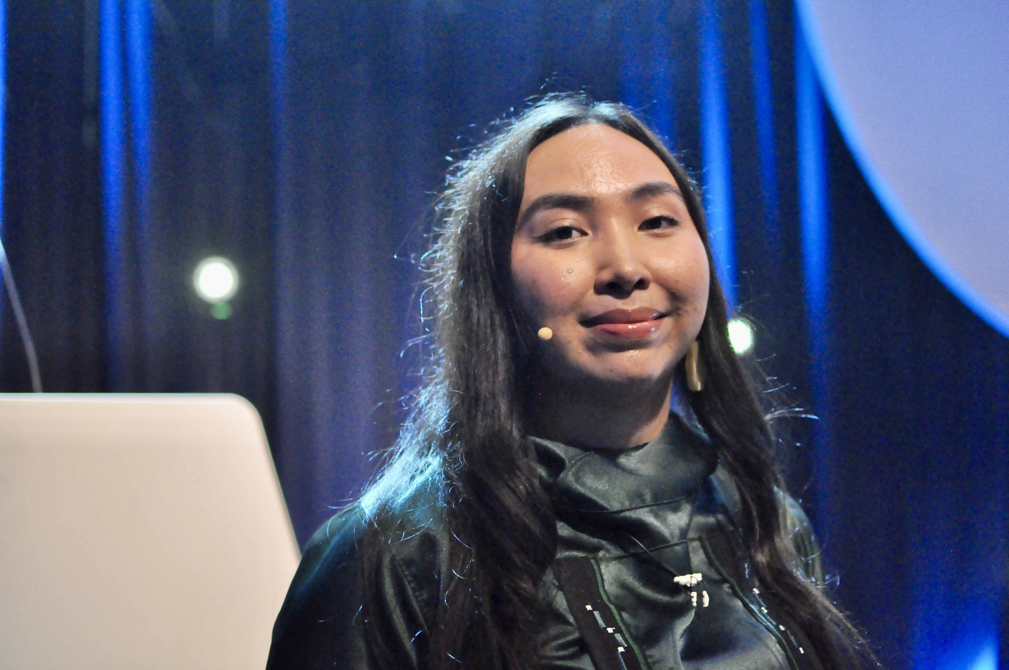 Ung kvinna med mikrofon.