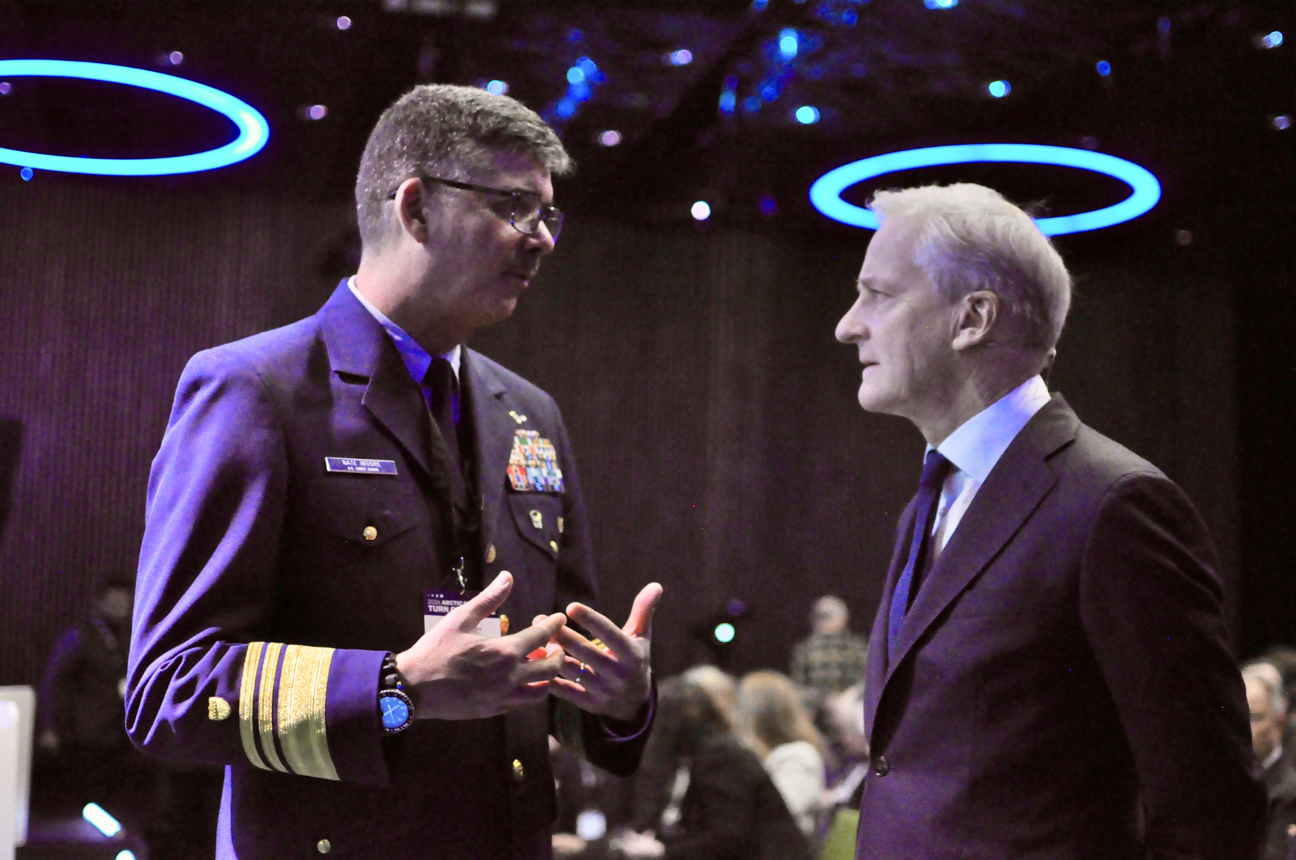 Man i uniform med man i kostym.