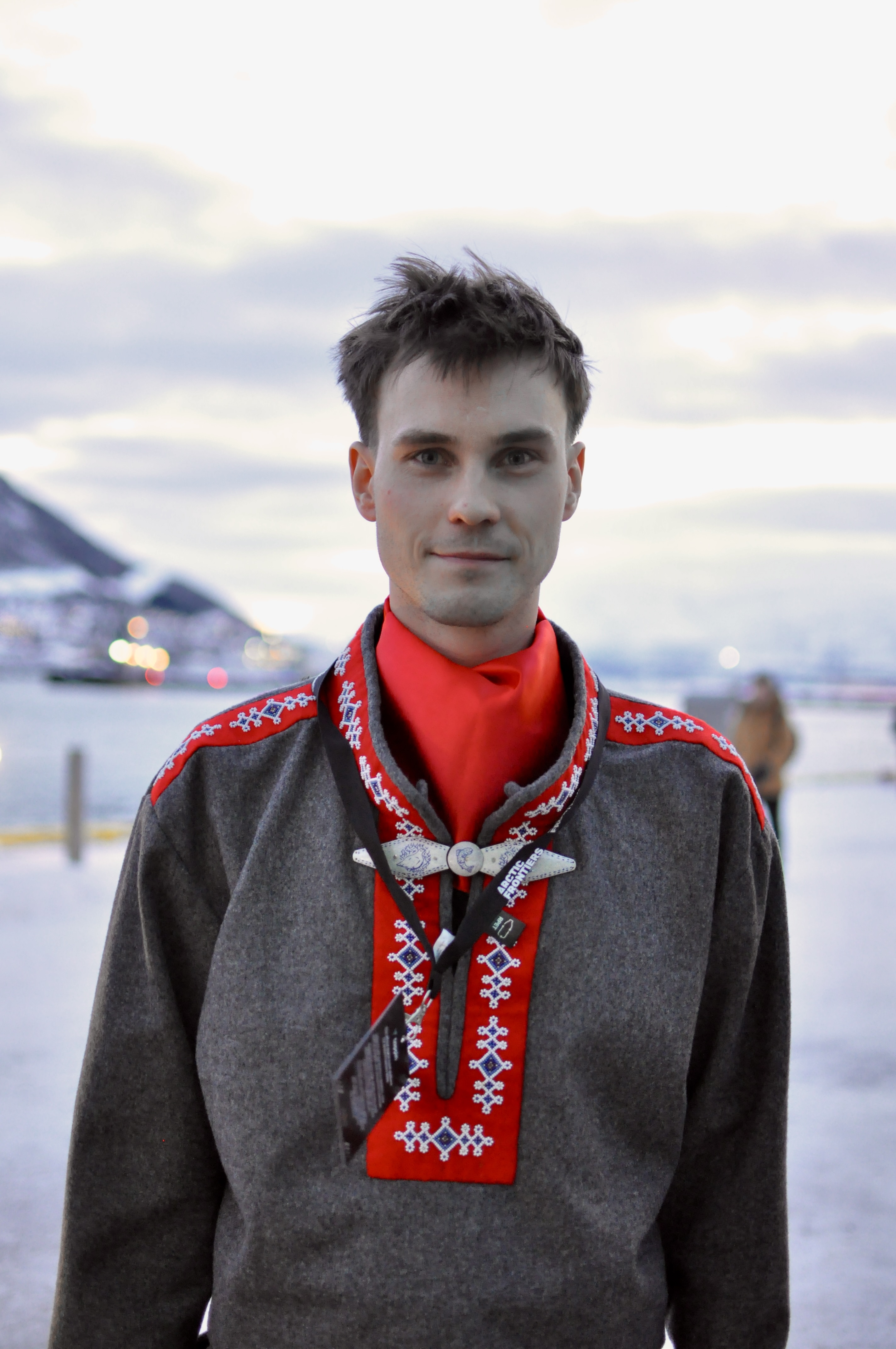 Ung man i samedräkt.