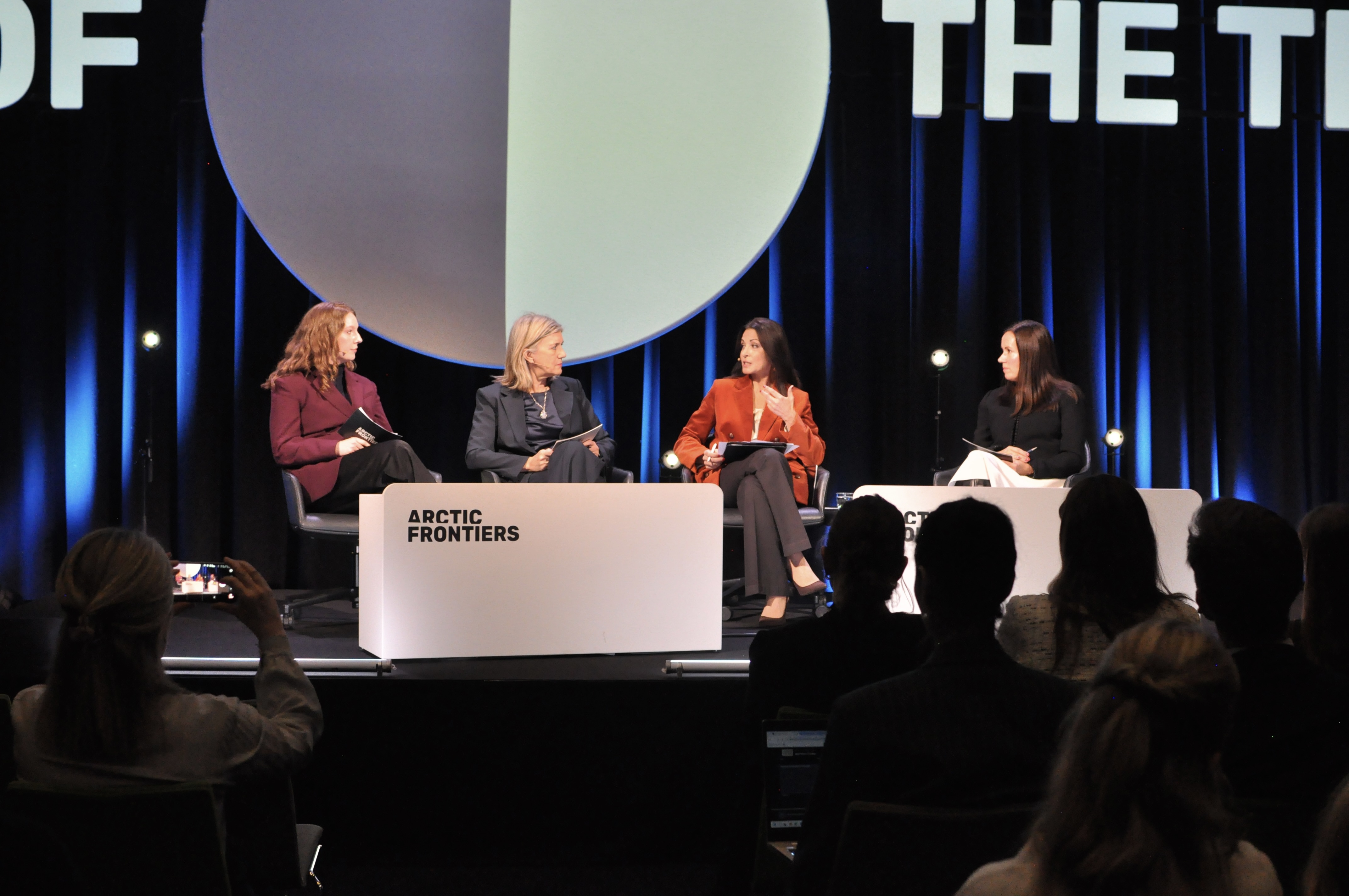 Fyra kvinnor i samtal på en scen.