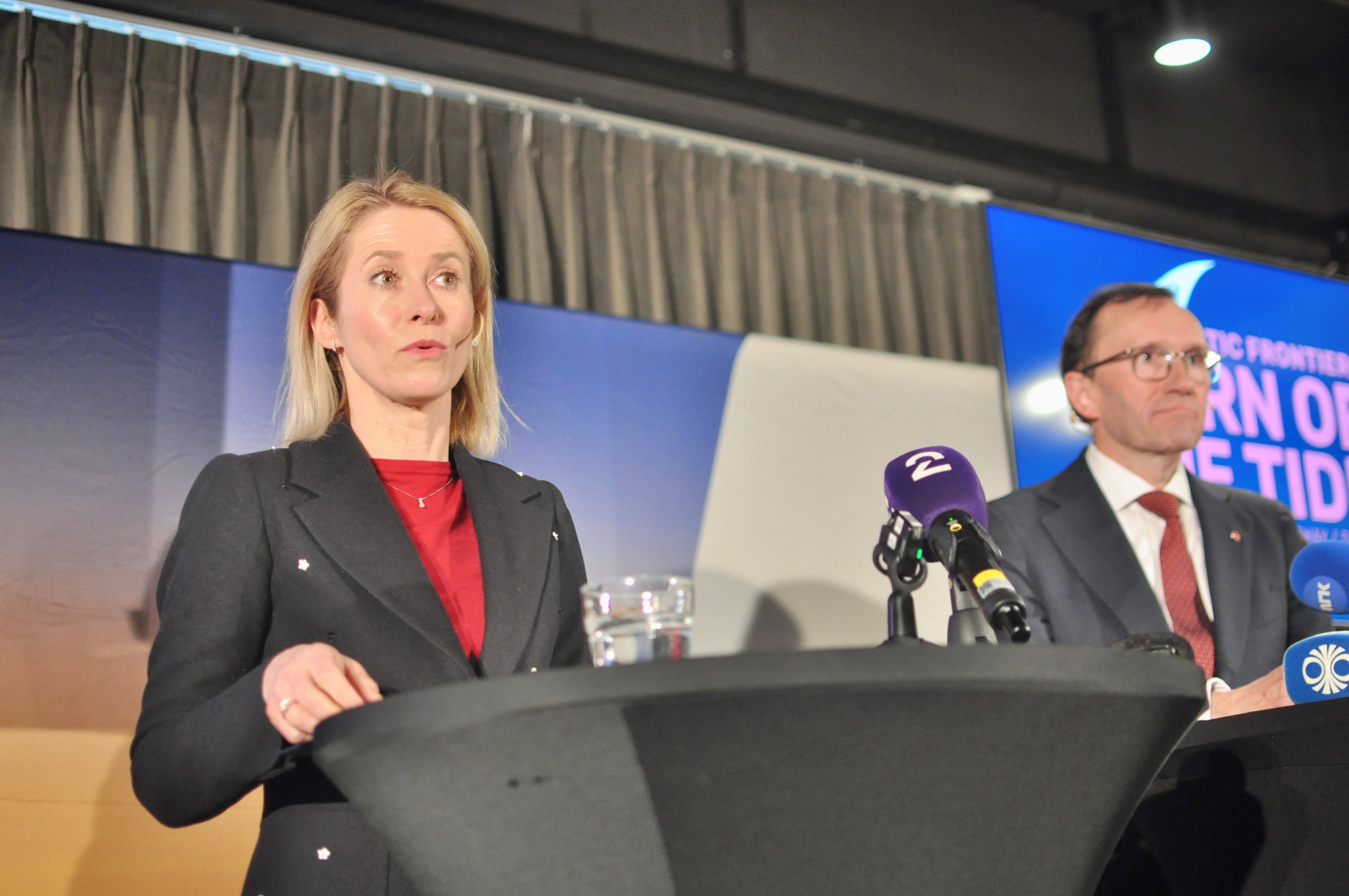 Kvinna i dräkt på podium.