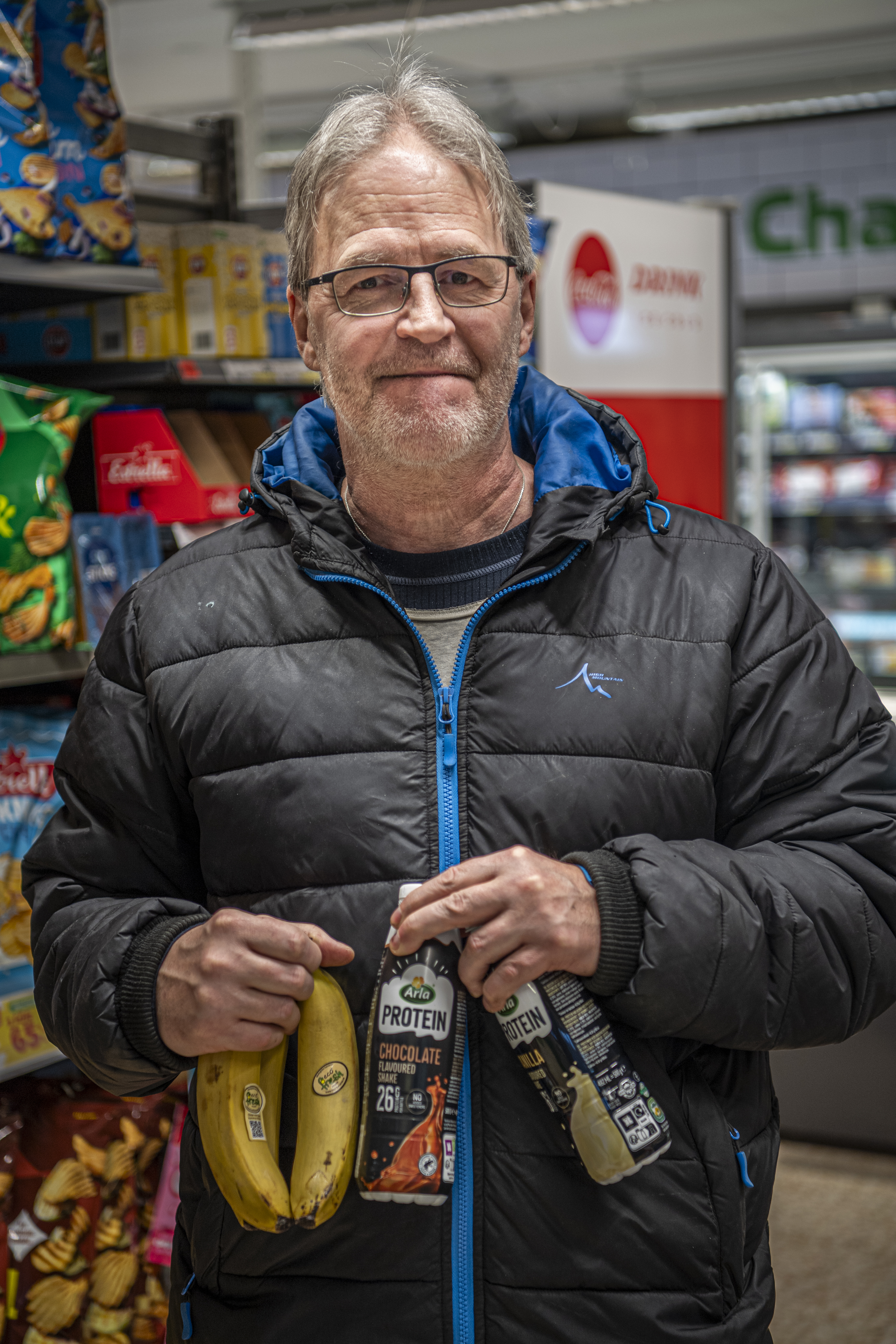 Man med jacka i butik.