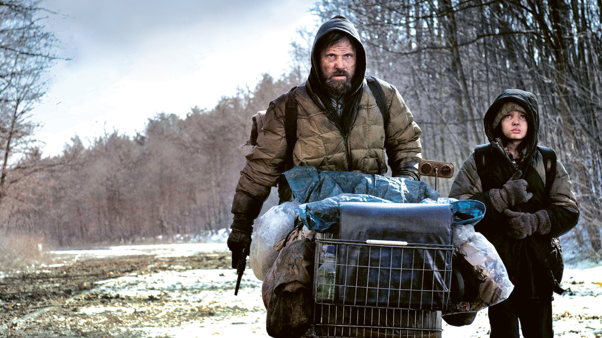 Cormac McCarthys roman Vägen finns även som film med Viggo Mortensen och Kodi Smit-McPhee i huvudrollerna.