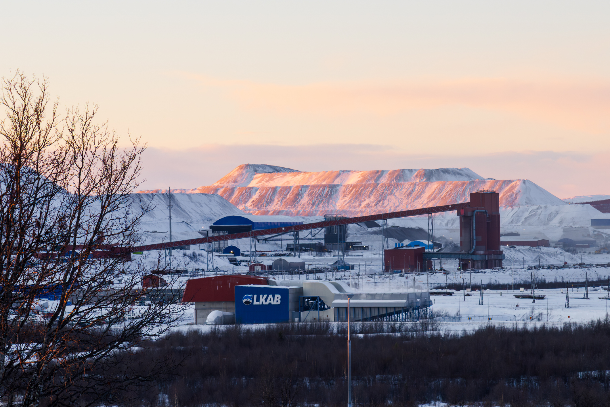 Storskalig gruvverksamhet i vinterlandskap.