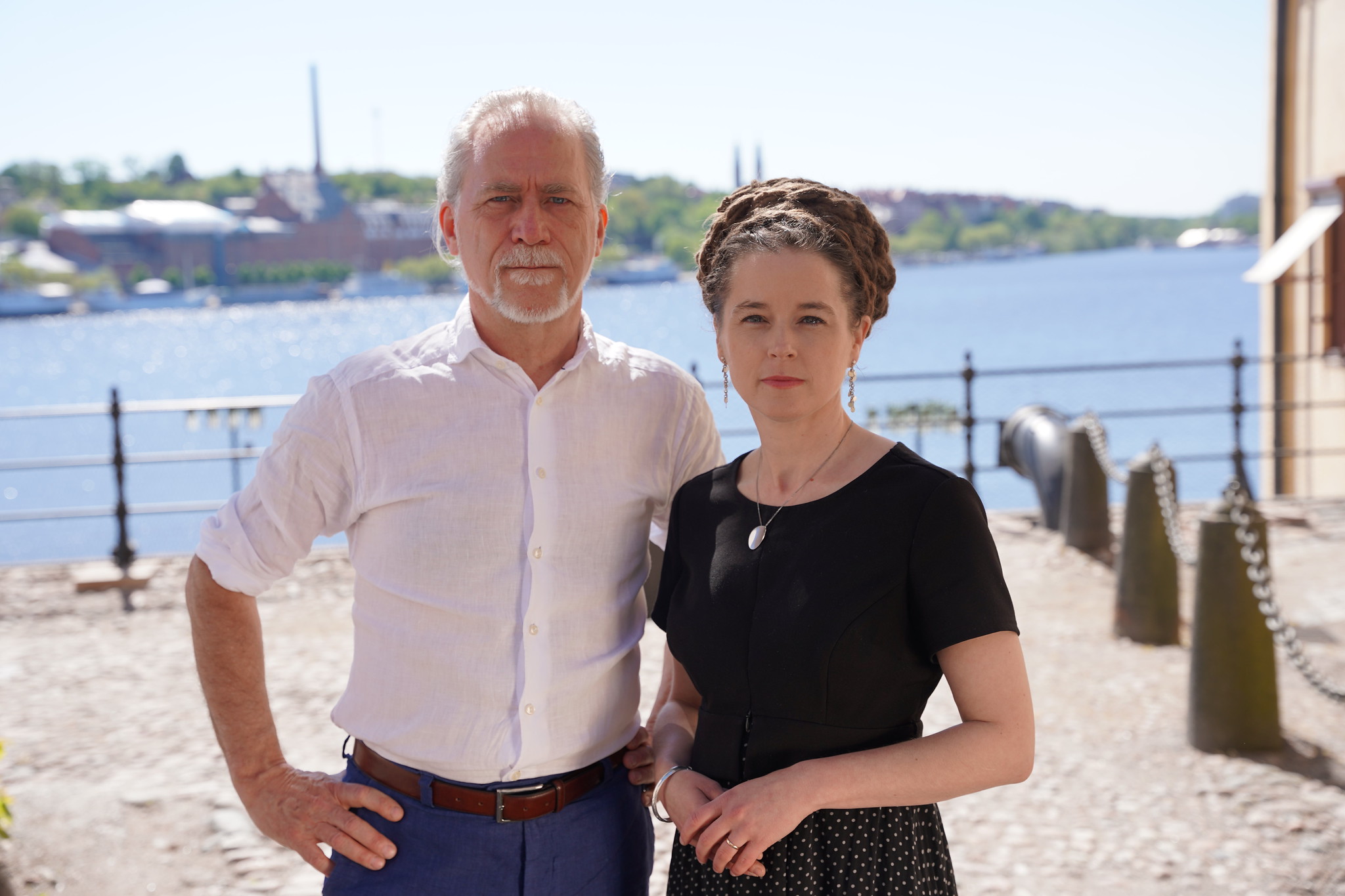 Man och kvinna utomhus på kaj.