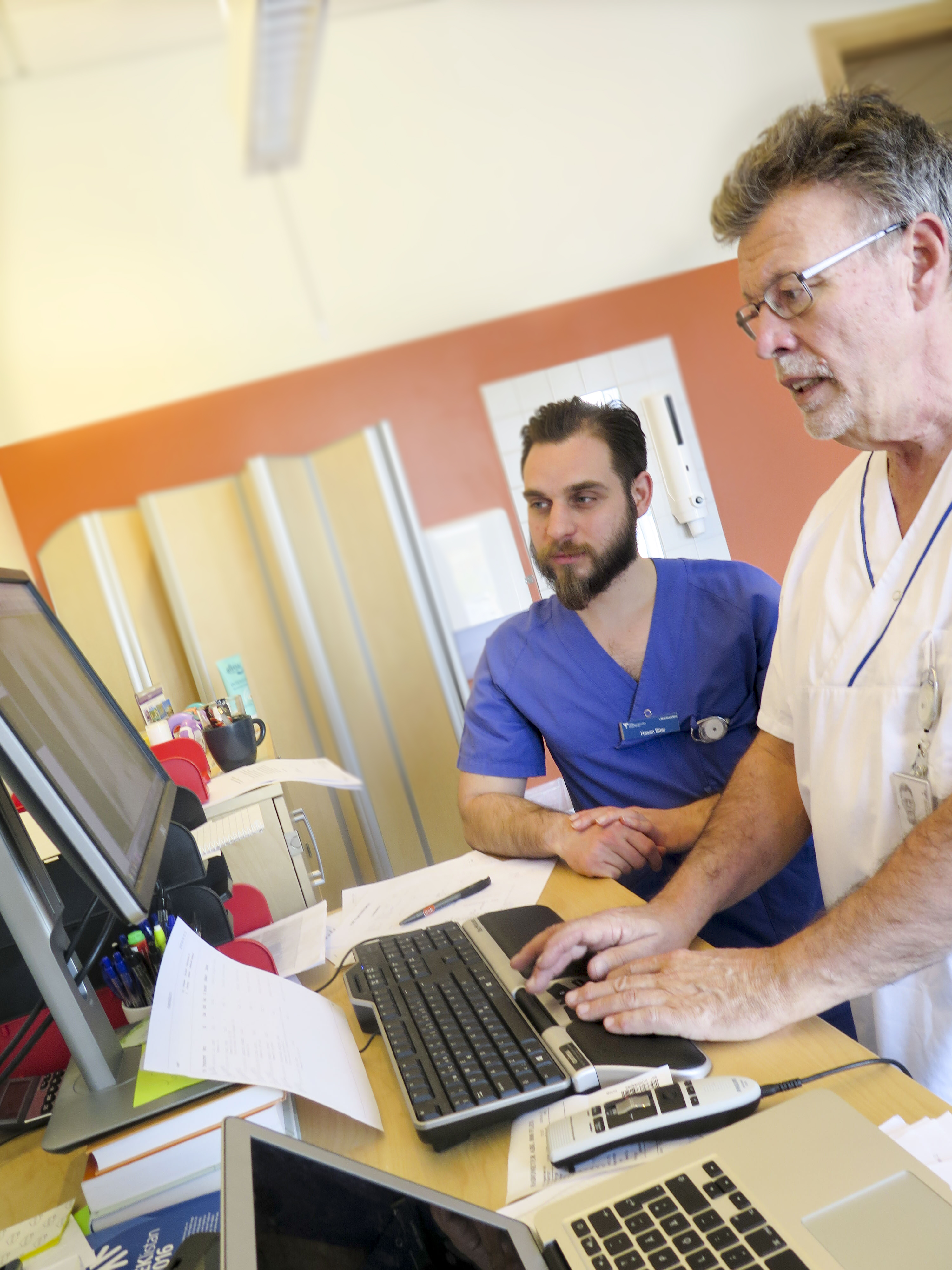 Tillsammans med en av kollegorna på närsjukhuset i Angered. 