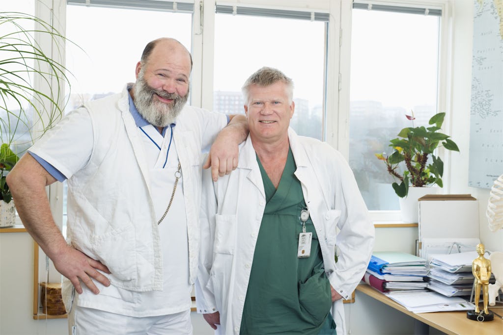 Vårdenhetschefen Anders Danemo (överst) och överläkaren Peter Bergh på Sahlgrenska universitetssjukhuset fick visslarpriset med motiveringen: ”De hade modet att gå emot den egna budgetstyrningen och istället se till helheten. Mot alla regler och utan pengar i avdelningens budget skickade de sin patient till den neurorehabilitering han behövde för att kunna gå igen.”