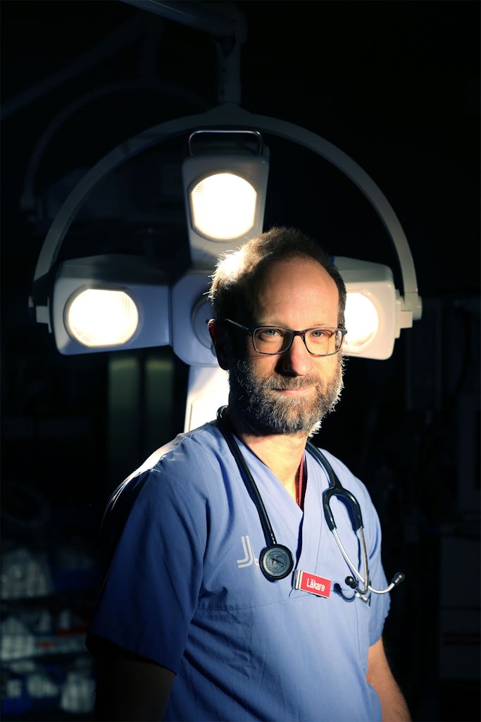 ”Det här är inte jobb – det är bara kul! Den dag jag slutar gå med lätta steg till jobbet säger jag upp mig” säger Christian Unge om de fjorton dagar i månaden som han tillbringar som läkare på akuten i Huddinge. Att det blev just akuten är ingen slump. ”Jag är rastlös av naturen. Liv och död – att springa och gå på larm. Det passar mig som person” Foto: Stefan Nilsson Fot: Stefan Nilsson