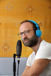 Tre mikrofoner och en mixer från en nätsida i Tyskland. Med små medel byggde Christian Unge den enkla studion i källaren hemma i Enskede som möjliggjorde att en av landets mest populära medicinska poddar såg dagens ljus. Foto: Stefan Nilsson