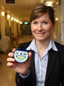 Efva Lagerstedt visar upp en av de små enkla lösningar som kan underlätta arbetet. En restaurangpuck kan användas som personsökare eller för att markera att en patient som förts till röntgen är klar med sin undersökning. Foto: Stefan Nilsson