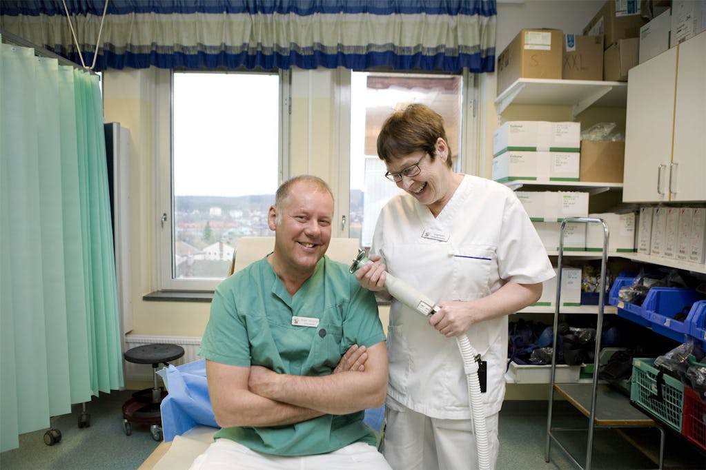 Roger Skogman tog emot det första visslarpriset på Riksstämman i Göteborg, 2008. På bilden ses han tillsammans med Kristina Wallman som belönades med ”Friska sjukvårdspriset” för sina insatser mot vårdplatsbristen.