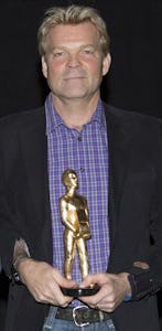 Stefan Branth, mottar priset som ”Årets Visslare” under kongressen ”Framtidens specialistläkare” på Malmö Arena. Motiveringen löd: ”För att genom eget vittnesmål från vårdens vardag ha riktat uppmärksamhet på att överbeläggningar på sjukhus innebär patientsäkerhetsrisker och påfrestningar på personalen.” Även Nils-Peter Gilgen, Mälarsjukhuset och Kjell Larsson, NÄL, delade priset med samma motivering. Foto: André de Loisted.