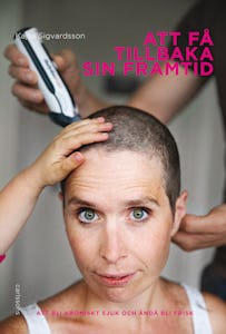 I boken Att få tillbaka sin framtid berättar Kajsa Sigvardsson ocensurerat om den svåra behandlingen. Bilderna är tagna av fotografen Erik Malmborg som följde henne under tiden.