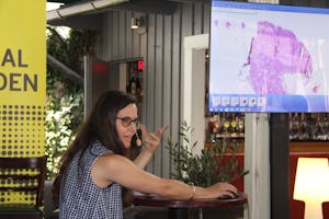 Patologen Anna Bodén jobbar idag både digitalt och med traditionella metoder. Hon visar hur ett vävnadsprov ser ut när det skannats in. Foto: Eva-Maria Björk