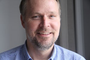 I framtiden hoppas Henrik Kangro på att Min Doktor-tjänsten ska utvecklas ännu mer – till exempel med hjälp av olika divisors som kan kopplas till mobilen och mäta EKG, hjärtfrekvens och vitalparametrar. ”Häromdagen testade jag ett otoskop som går att koppla till mobilen så det går att undersöka örat på distans. Det funkade helt fantastiskt bra. Då börjar vi närma oss digitaliseringens potential även för sjukhusvården”. Foto: Malin Lindgren