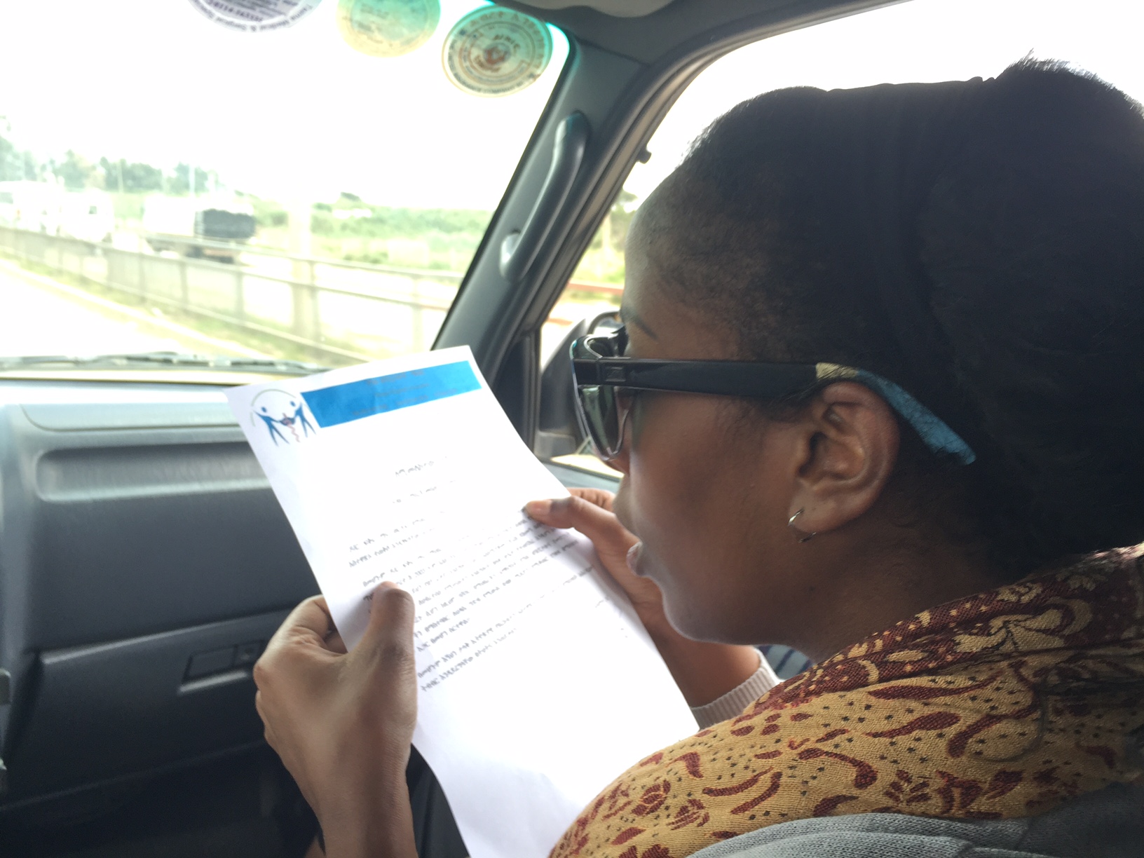 Emy läser lite stappligt igenom stödbrevet för Fikrus insatser i Etiopien, till hennes släktingars förtjusning. Snart kan hon nog läsa amarinja flytande. 