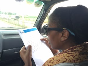 Emy läser lite stappligt igenom stödbrevet för Fikrus insatser i Etiopien, till hennes släktingars förtjusning. Snart kan hon nog läsa amarinja flytande.