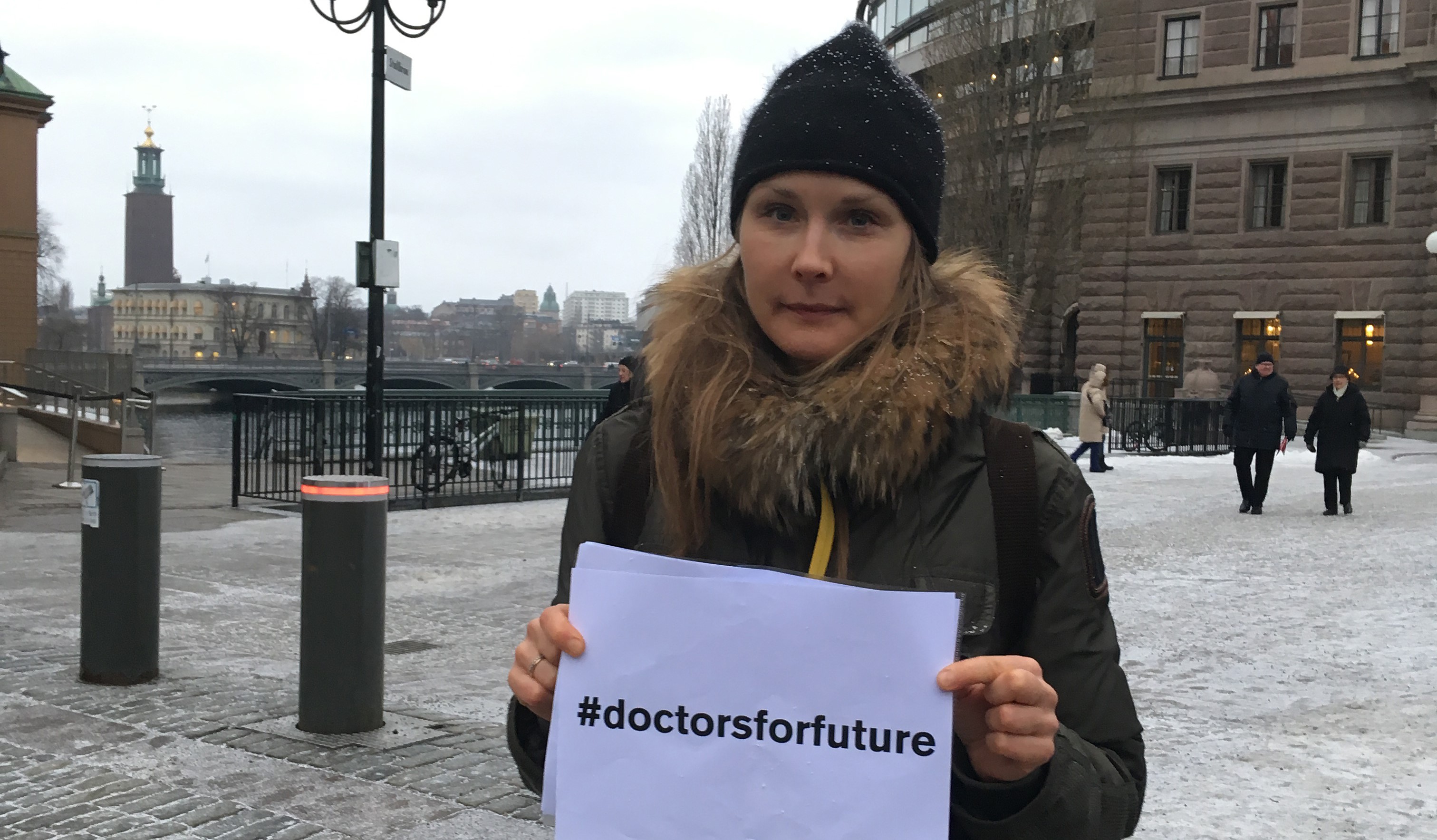 Maria Wolodarski med skylten: #doctorsforfuture