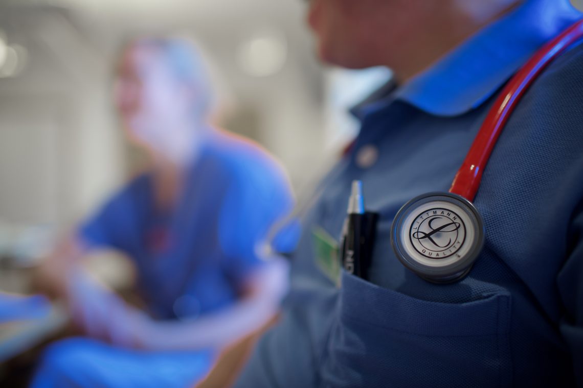 Två läkare i blå kläder