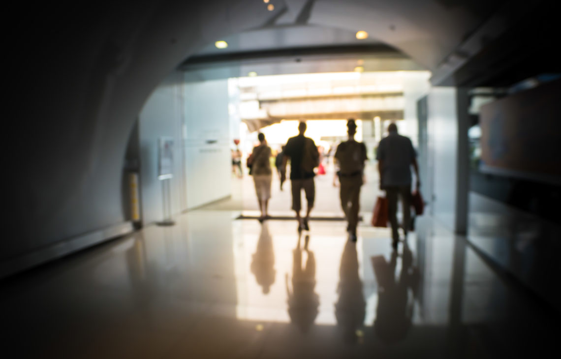 Sjukvårdspersonal går ut genom en korridor