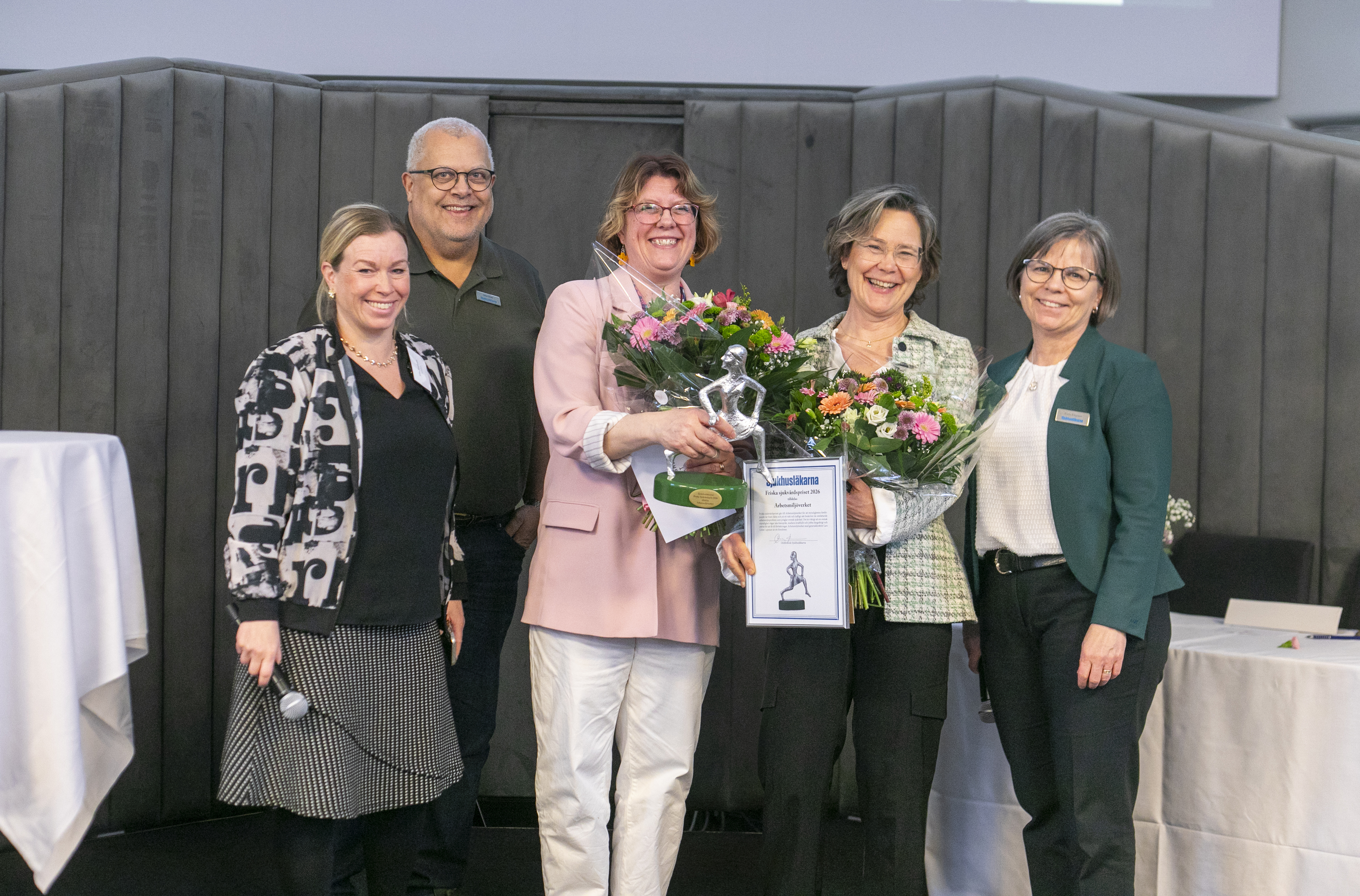 Malin Cato, projektledare på Arbetsmiljöverket, och Eva Ferndahl, kommunikationschef på myndigheten, tog emot Friska sjukvårdspriset under fullmäktigemötet.