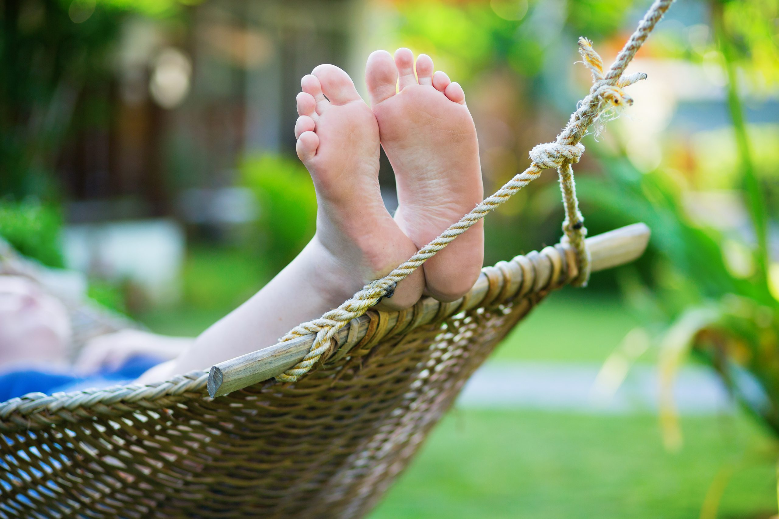 5577769-woman-relaxing-in-hammock-on-a-tropical-resort