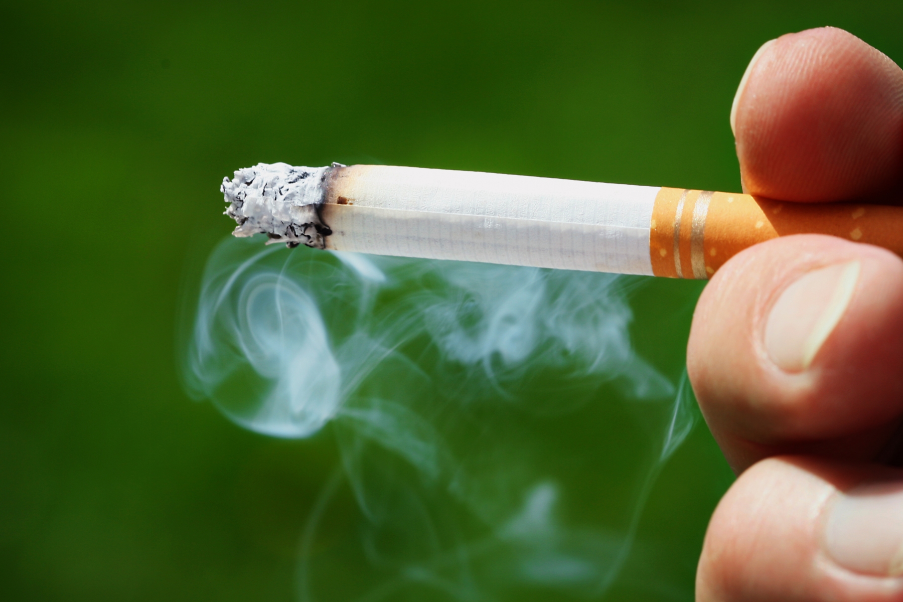 Arbetstiden blir rökfri i allt fler kommuner.