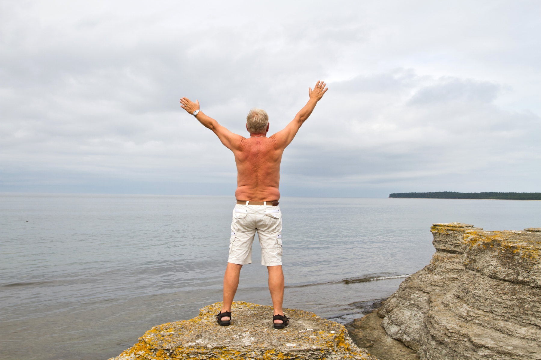 3718297-pensionar-njuter-vid-havet