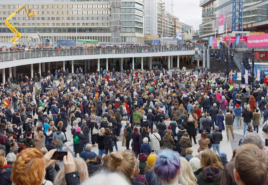 22987089-lots-of-people-supporting-the-metoo-compaign-against-sexual-harassment