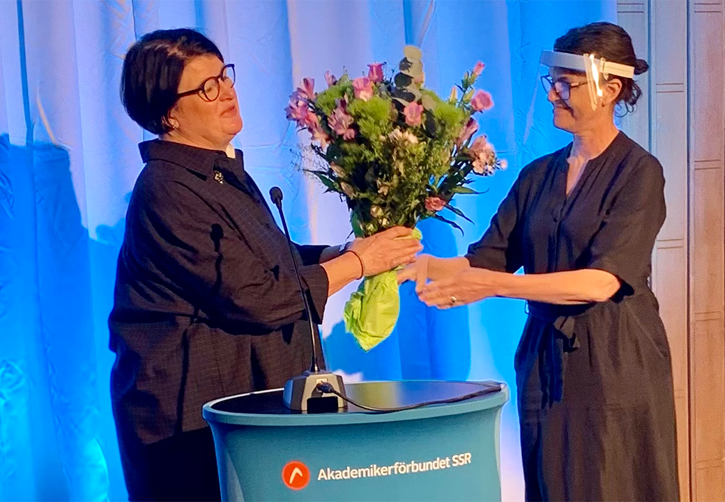 Heike Erkers får blommor från presidiet efter att ha blivit omvald som ordförande under helgens kongress.