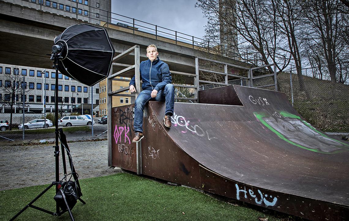 Filip Åhlander som arbetar som socionom inom Stockholms stad har blivit mordhotad av klienter två gånger på kort tid. Foto: Anna Simonsson.